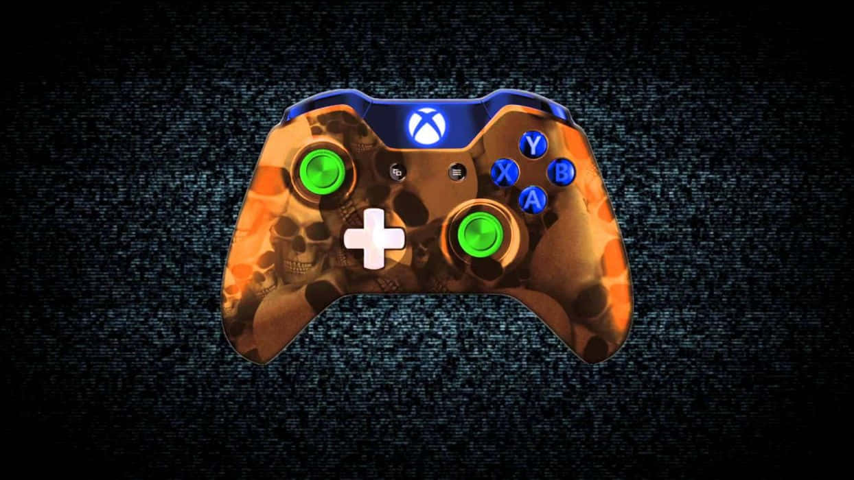 酷Xbox 橙色骷髏設計 壁紙 — 一個帶有骷髏圖案的Xbox手掣在黑暗的故障背景上發出綠色搖桿和藍色按鈕的光芒。