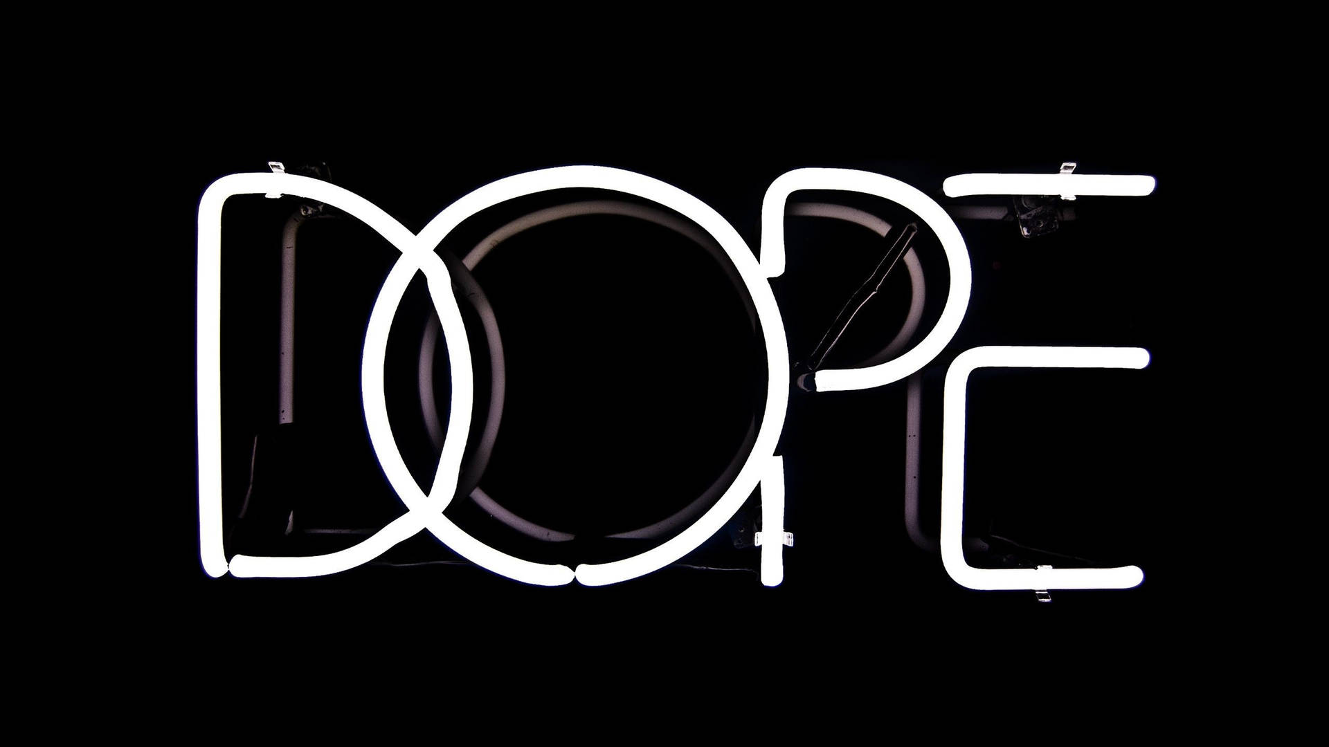白色霓虹燈牌拼出「DOPE」，背景為黑色。