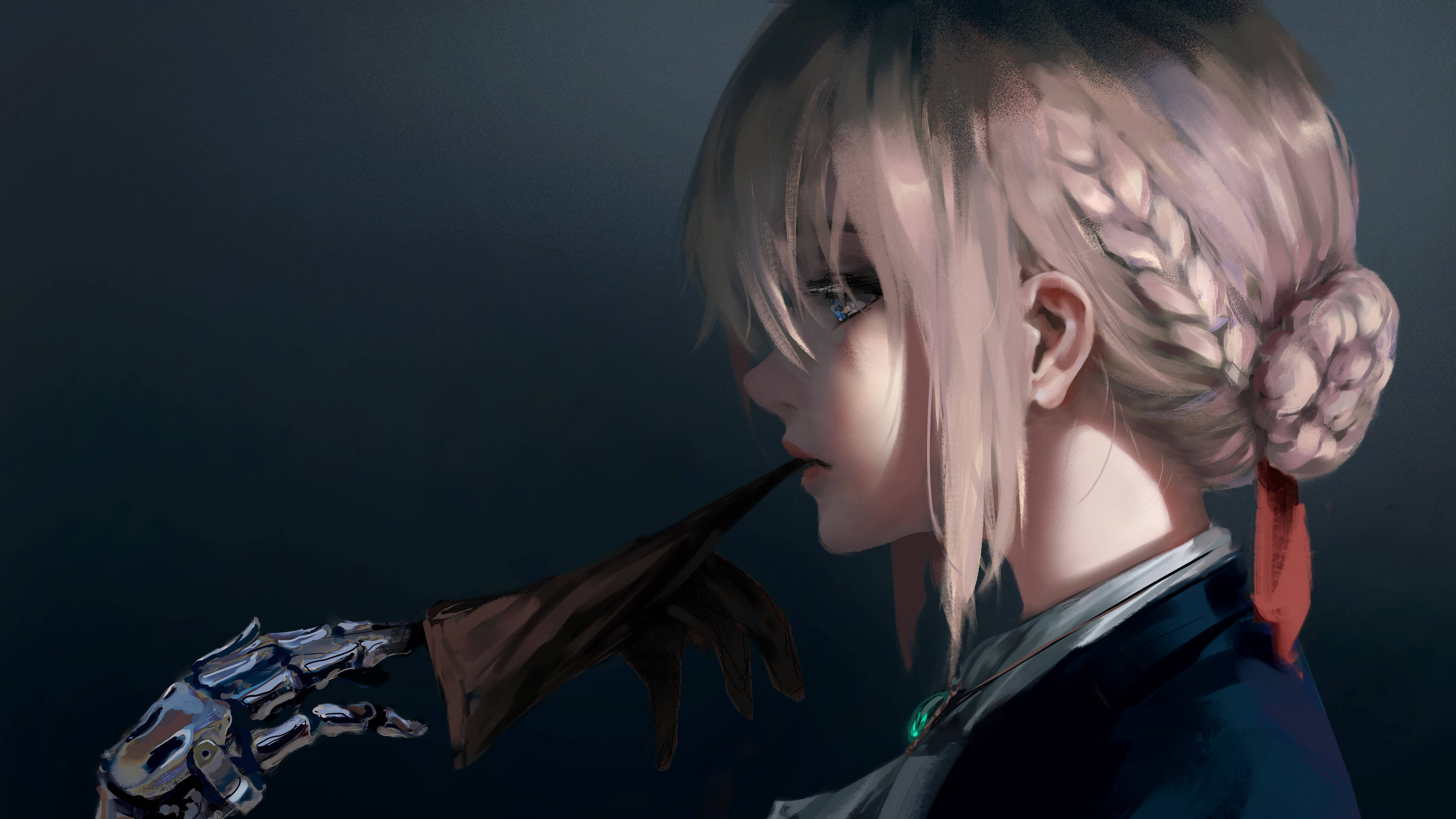 酷女孩 Violet Evergarden 壁紙 — 一個紮辮的機械動漫女孩在昏暗的場景中將手套貼在嘴唇上。