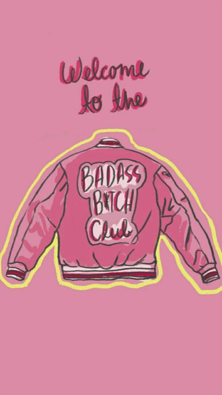粉紅色插圖外套，黃色輪廓的「BADASS BITCH CLUB」字樣。