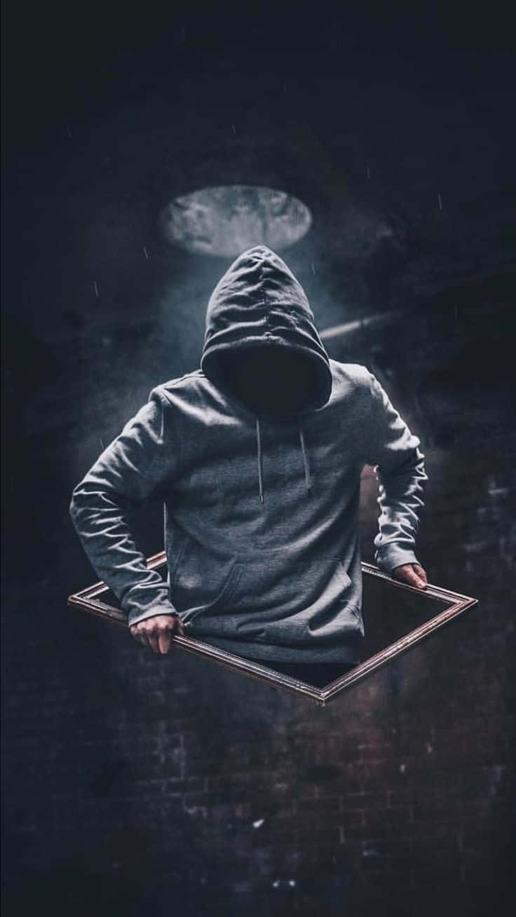 酷帥憂鬱男孩被困在盒子內 壁紙 — 一個戴頭罩嘅人影企喺黑暗隧道入面，拎住一個浮起嘅相框，上面有月亮。