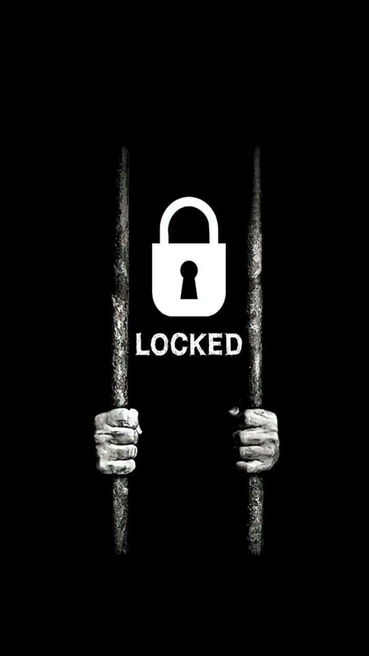手緊握監獄鐵欄，帶有掛鎖和白色文字locked。