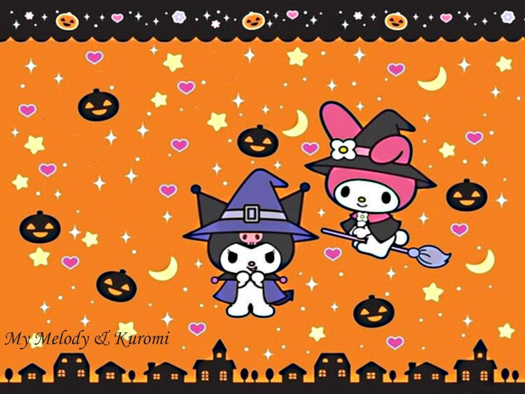 酷洛米與梅洛迪的Hello Kitty萬聖節造型 壁紙 — 兩個可愛嘅卡通角色扮成女巫，喺充滿南瓜、心形同星星嘅橙色萬聖節天空上騎住掃帚飛翔。