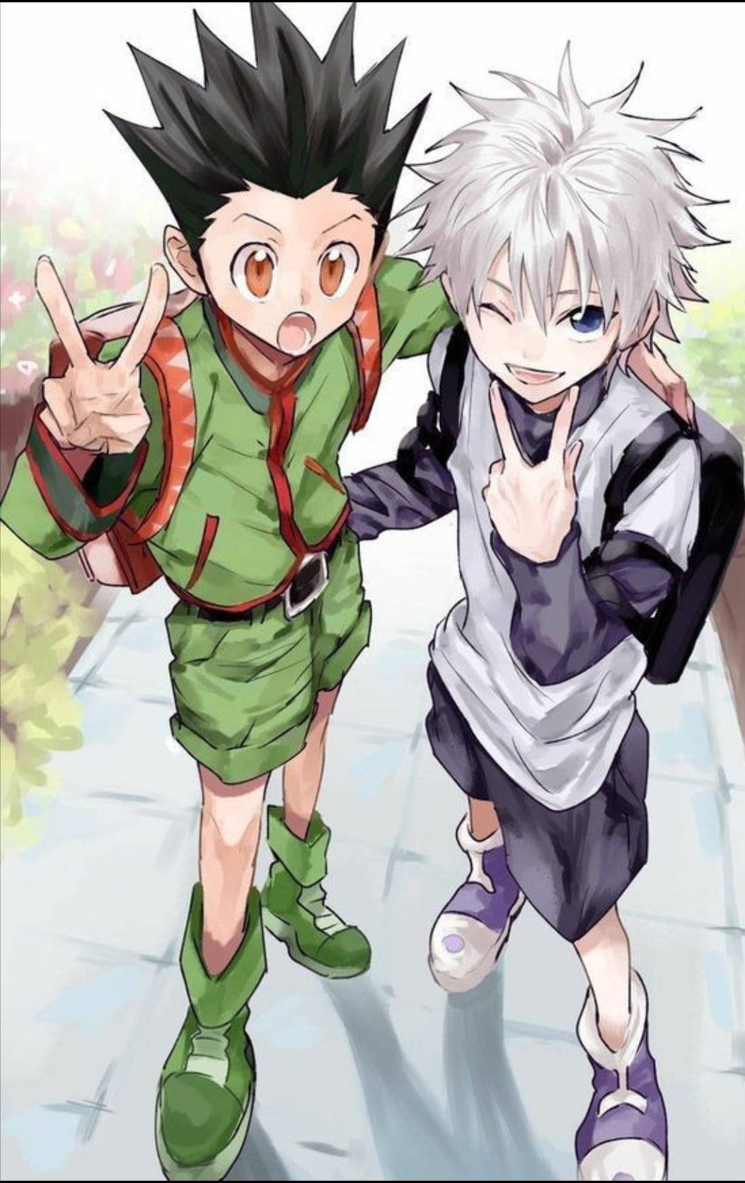 兩個開心的動漫男孩在戶外比出和平手勢。