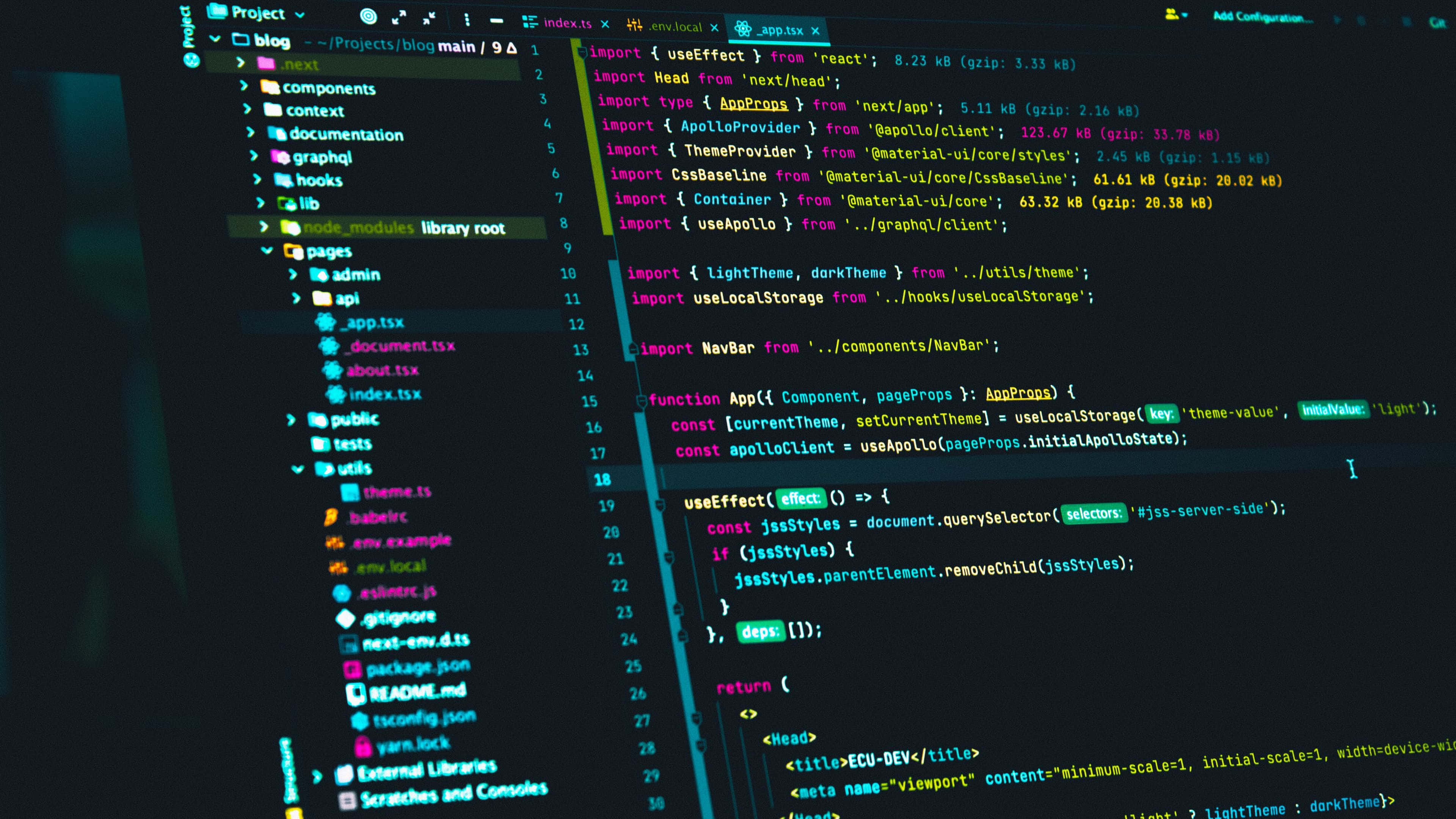 酷炫 JavaScript 程式碼 壁紙 — 一個黑暗的螢幕顯示開發者IDE中充滿活力的彩色代碼和項目文件，帶有發光的語法高亮。