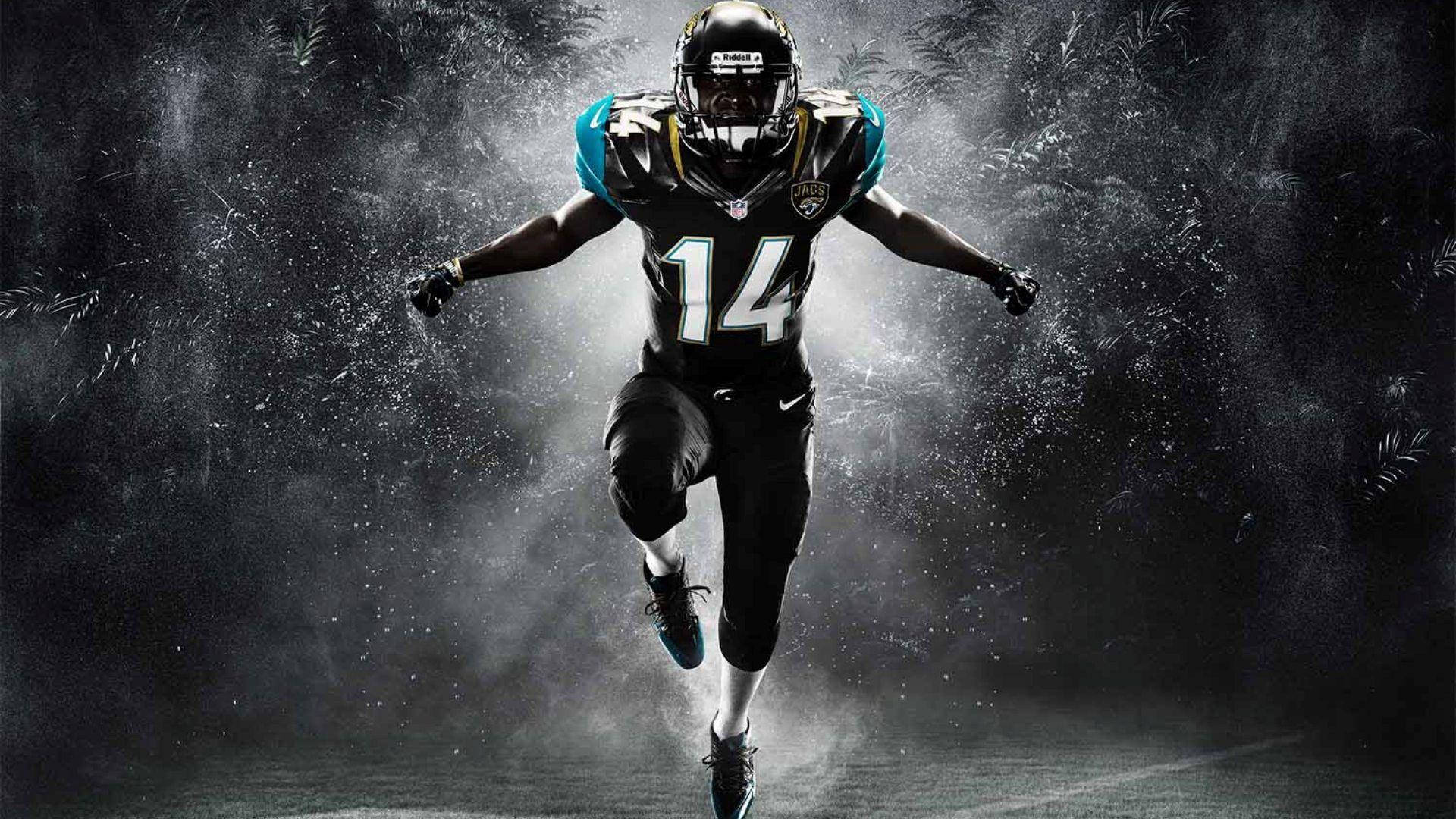 酷炫 NFL 14 號球員 壁紙 — 一名身穿黑色和青綠色球衣的足球運動員在迷霧叢林背景中動態跳躍，伴隨著發光粒子。