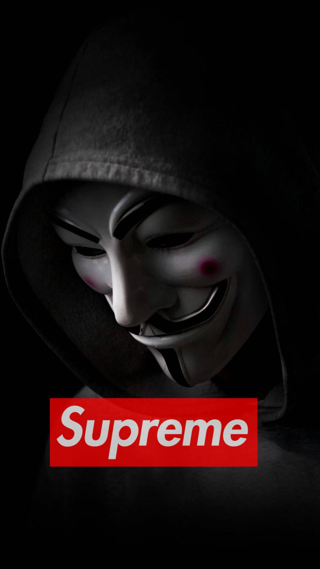酷炫 Supreme V字仇殺者 壁紙 — 一個穿著深色連帽衫的人，戴著白色蓋伊·福克斯面具，臉頰有紅色標記，背景為黑色，下方有紅色Supreme標誌。