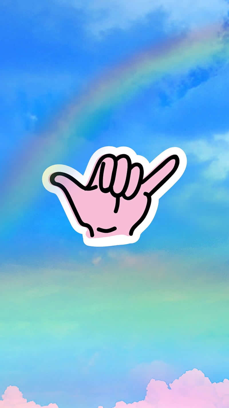 酷炫 Tumblr 平和手勢：彩虹前的和平手印 壁紙 — 一隻粉紅色卡通手做出夏卡手勢，漂浮在粉彩天空上，背景有彩虹和蓬鬆雲朵。