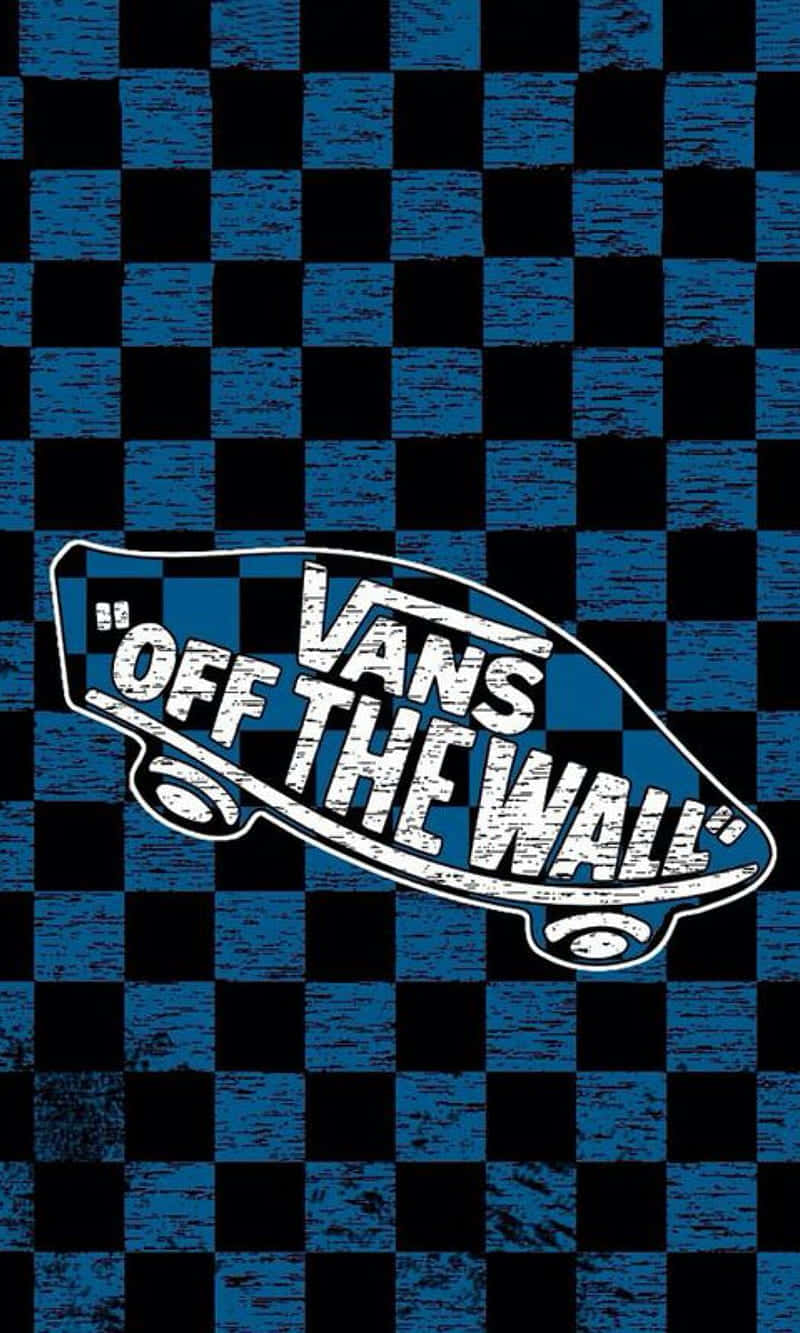 藍黑格仔背景，帶有白色Vans Off The Wall滑板標誌。