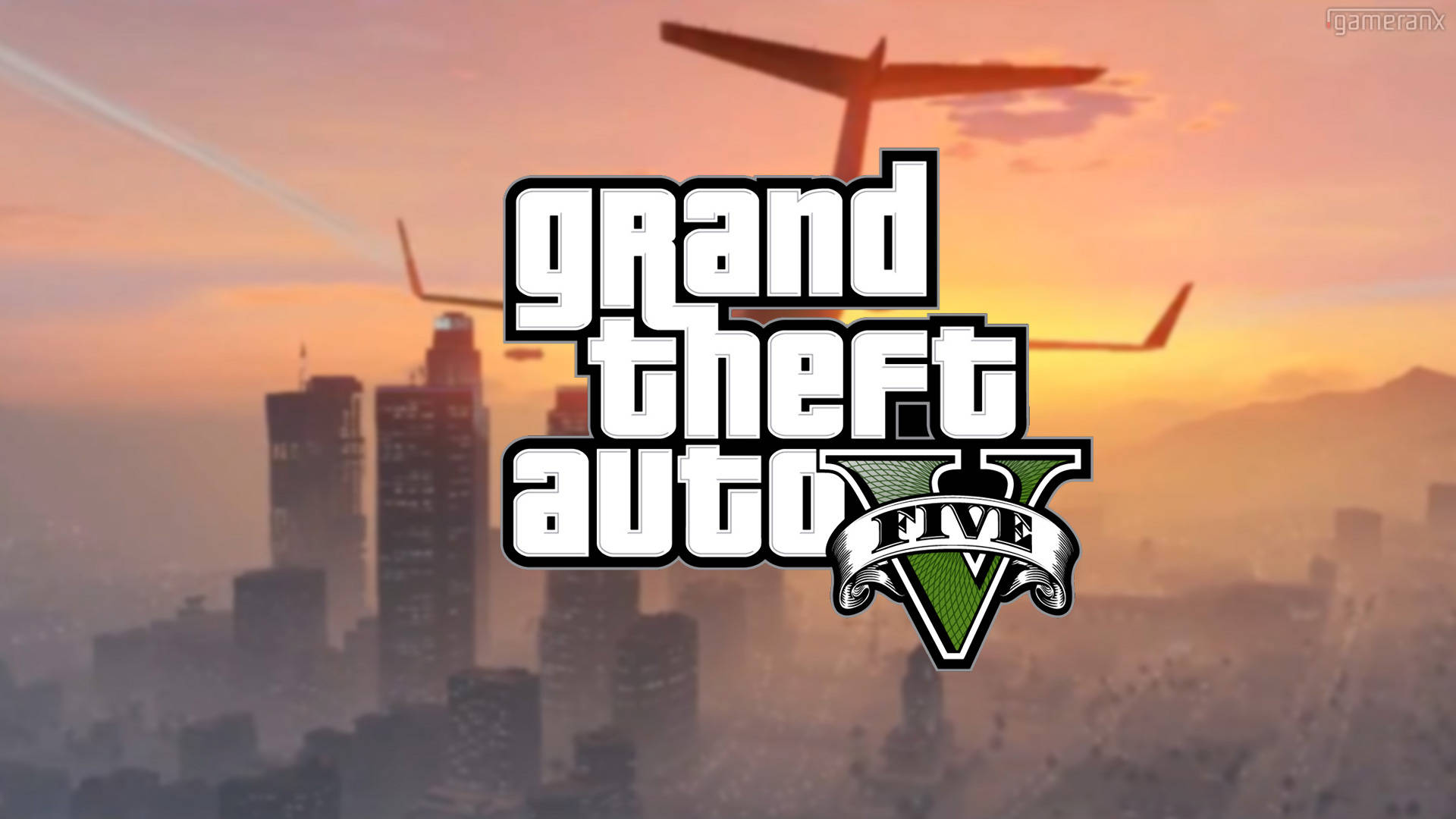 酷炫GTA飛機 壁紙 — Grand Theft Auto V 標誌在日落時分主導著朦朧的城市景觀，直升機飛翔，天空呈現橙色。