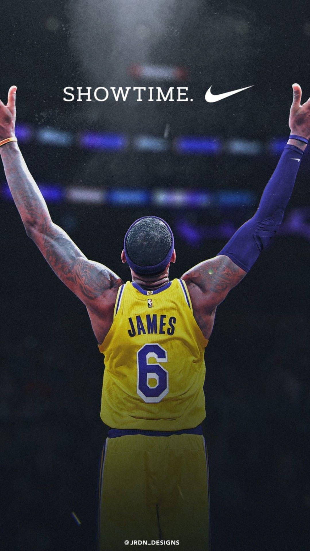 酷炫NBA Showtime 壁紙 — 一位身穿黃色湖人隊6號球衣的籃球運動員在場館燈光下高舉雙臂，上方有'SHOWTIME'字樣，展現勝利姿態。