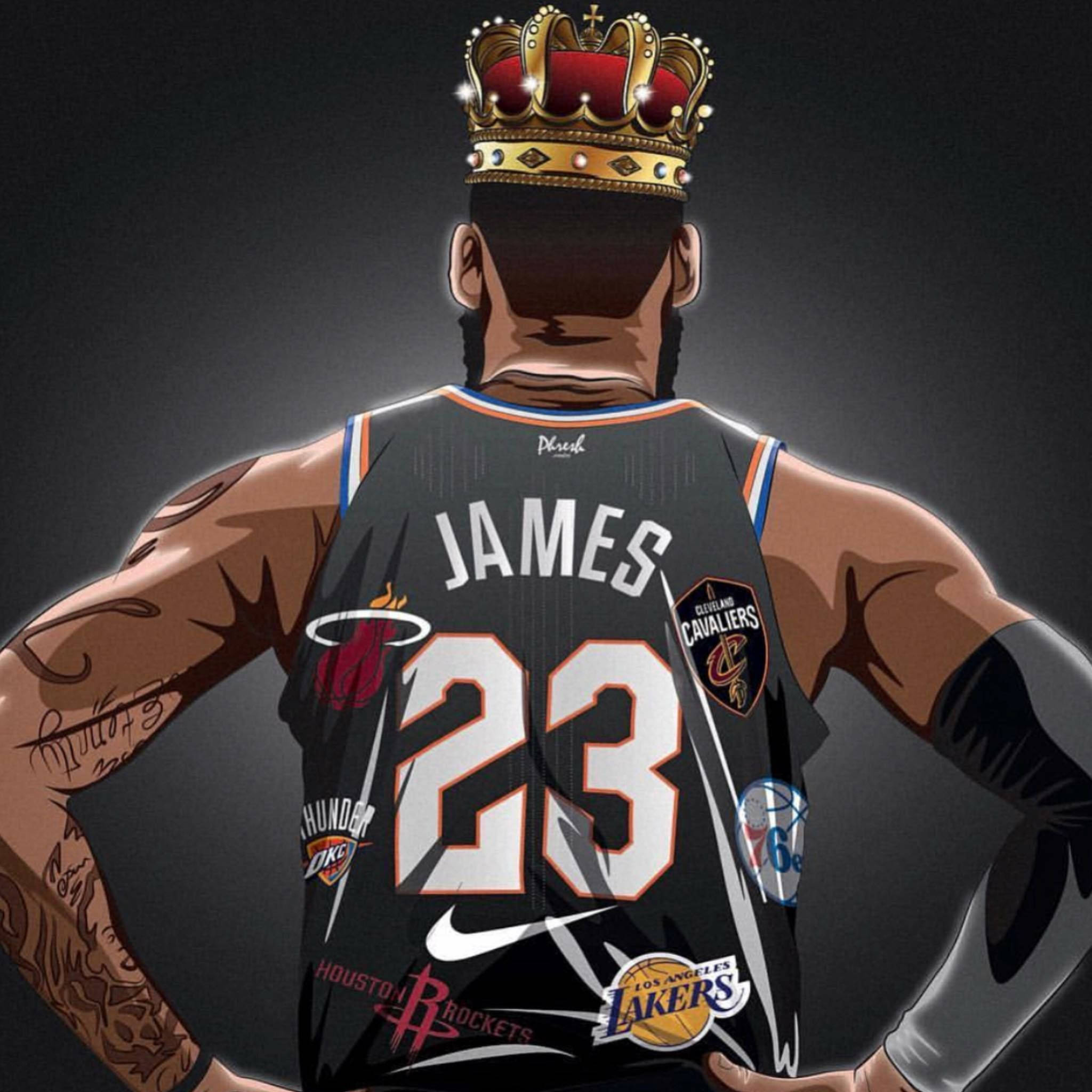 酷炫NBA 喬丹·拉文灌籃 壁紙 — 一位肌肉發達的籃球運動員戴著皇冠，身穿佈滿球隊標誌的球衣，雙手叉腰站立。