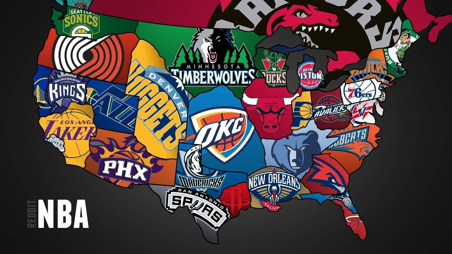 酷炫NBA 球隊地圖 壁紙 — 一幅色彩繽紛的美國地圖，充滿了NBA球隊標誌，每個標誌代表其城市和特許經營身份。