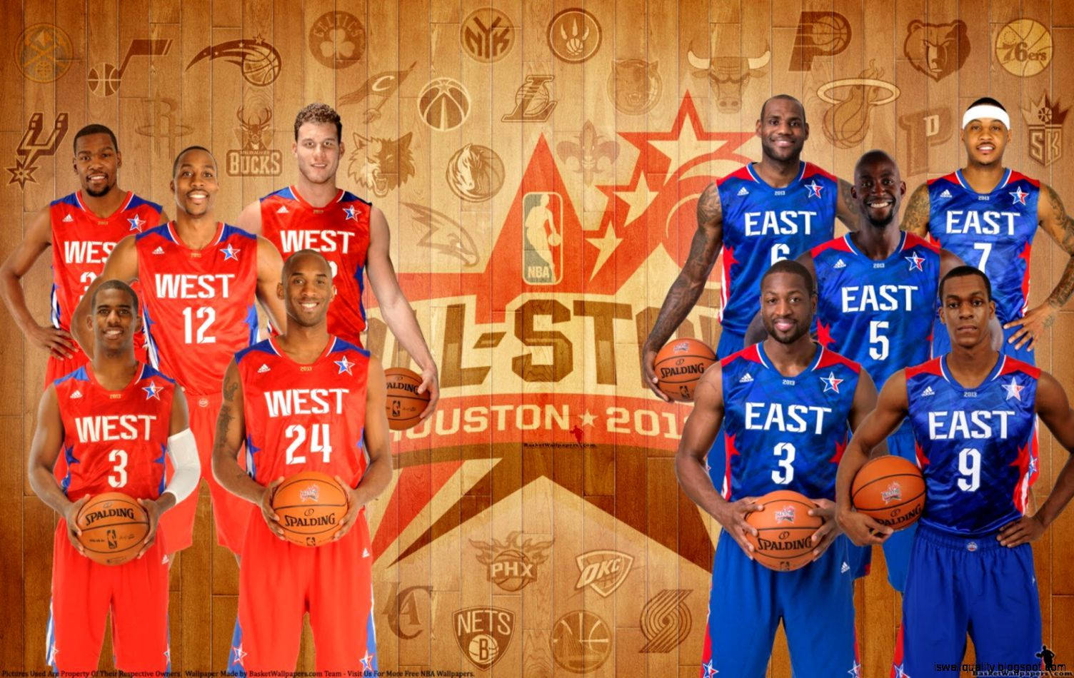 酷炫NBA全明星賽2013 壁紙 — NBA全明星隊照，東岸和西岸球員身穿藍色和紅色球衣，手持籃球，在木製背景前與球隊標誌合影。