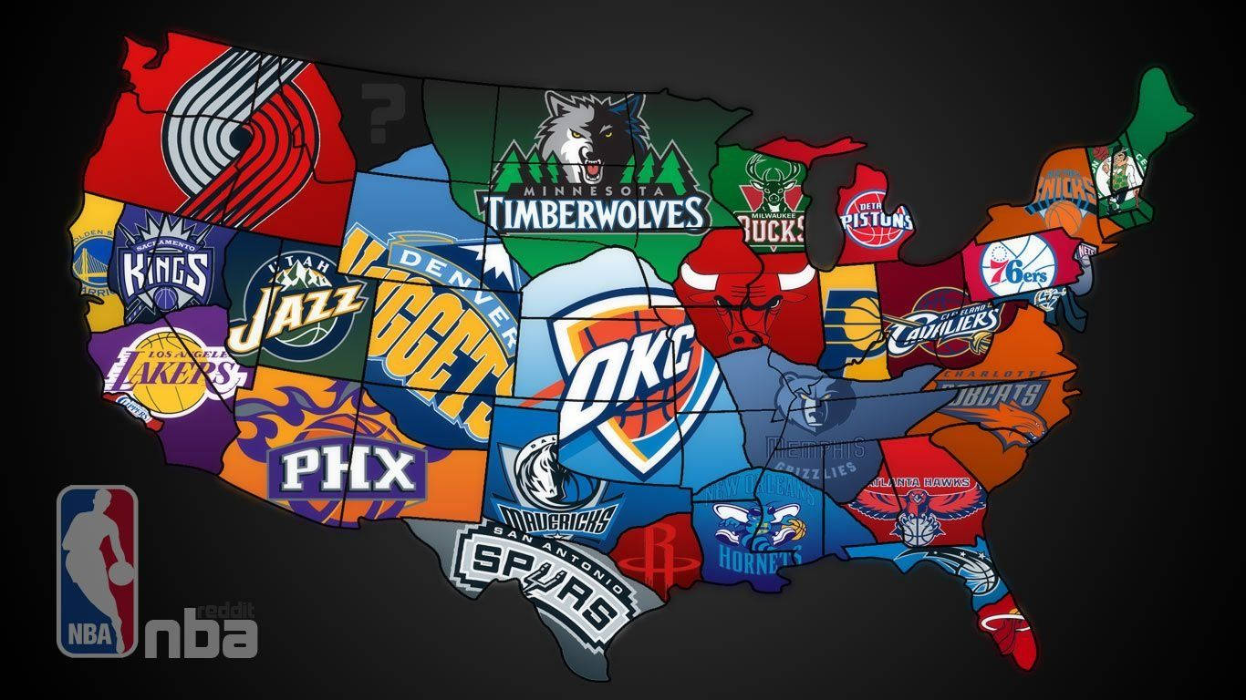 酷炫NBA地圖 壁紙 — 一幅充滿活力的美國地圖，每個州份都填滿了色彩繽紛的NBA球隊標誌，背景為深色。