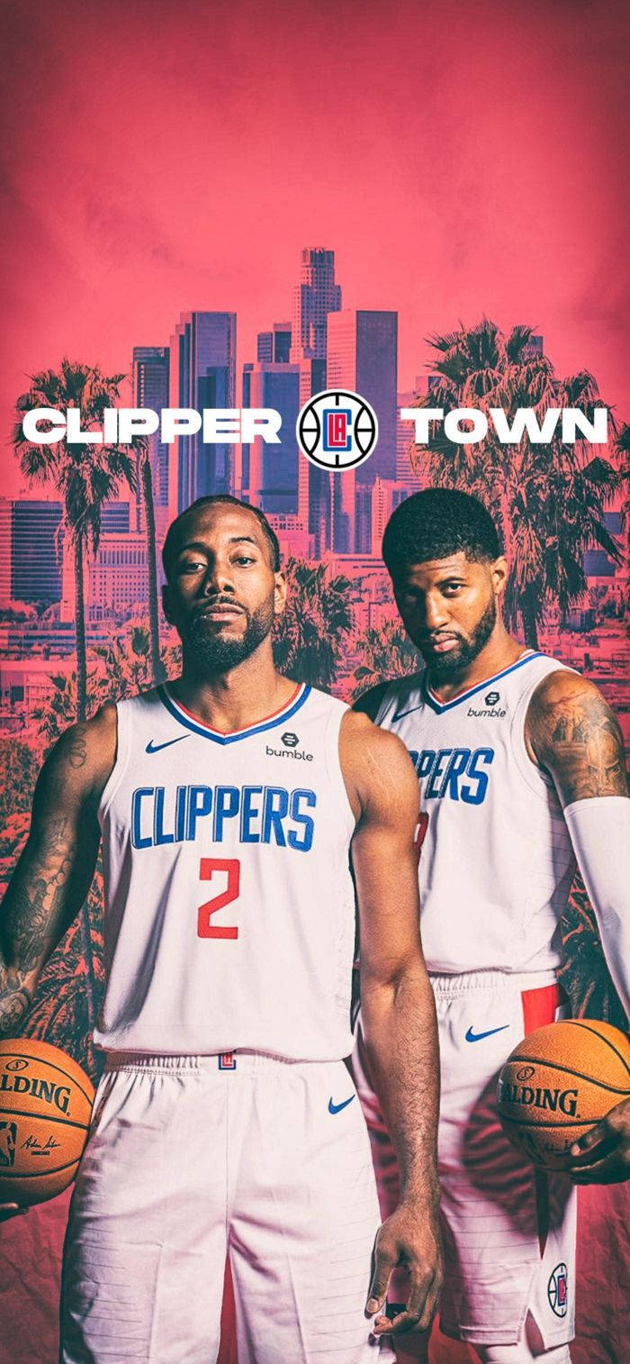酷炫NBA快艇隊球員 壁紙 — 兩名身穿快艇隊球衣的籃球運動員自信地站在充滿活力的粉紅色洛杉磯天際線和棕櫚樹前。