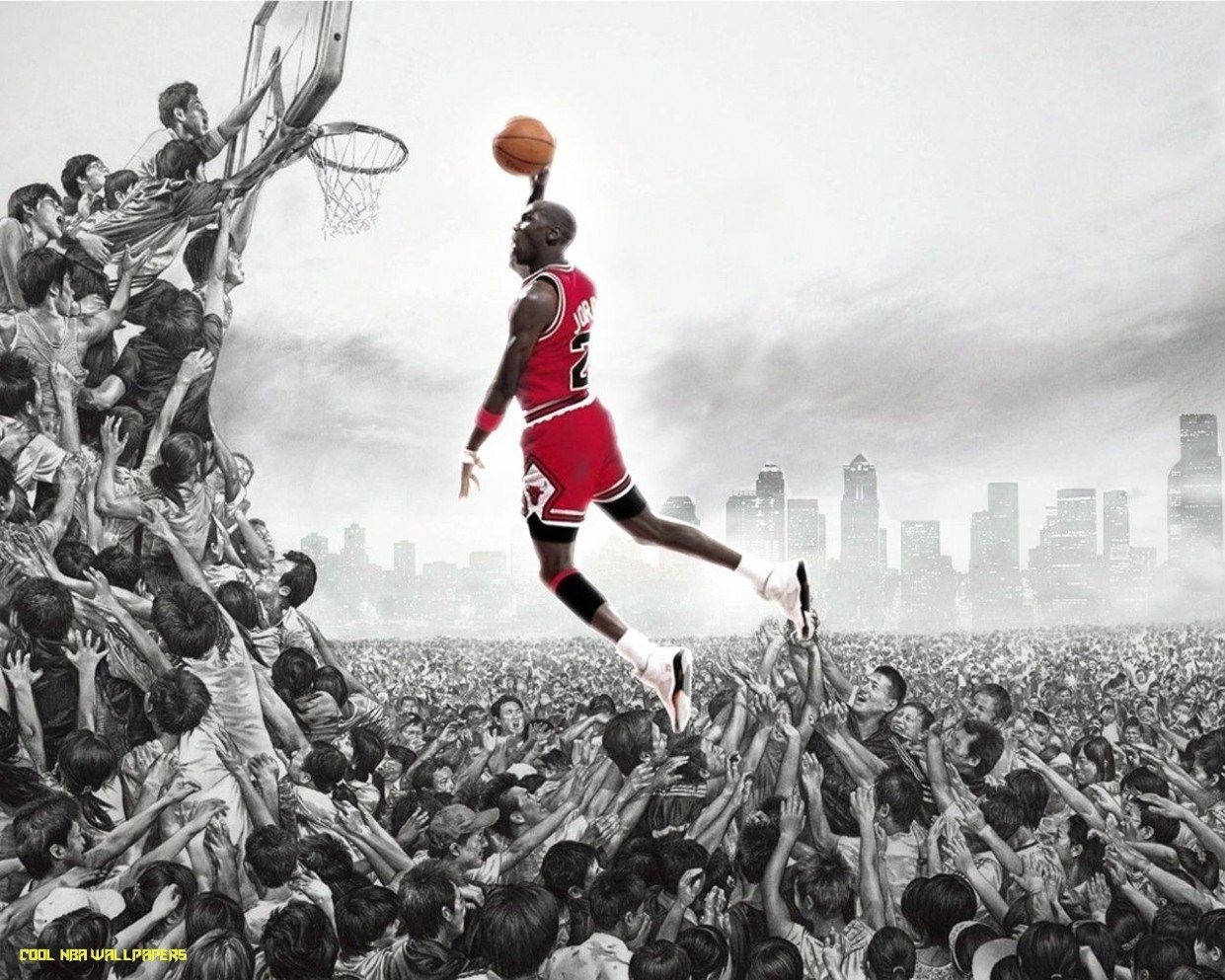 酷炫NBA灌籃照片 壁紙 — 米高佐敦身穿標誌性紅色球衣，在伸出雙臂的球迷海洋之上翱翔，在單色城市天際線背景下灌籃。