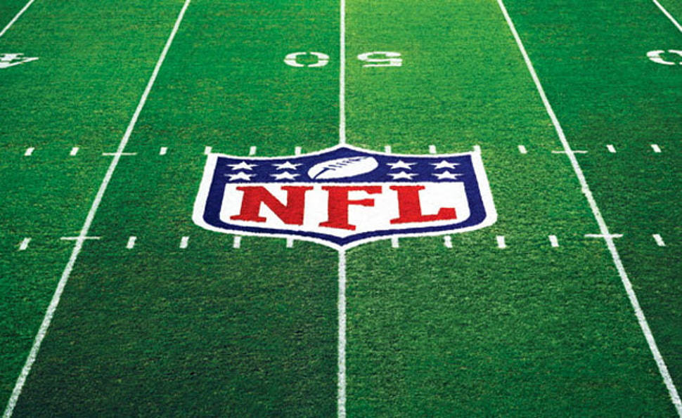 帶有碼線的足球場上的 NFL 標誌