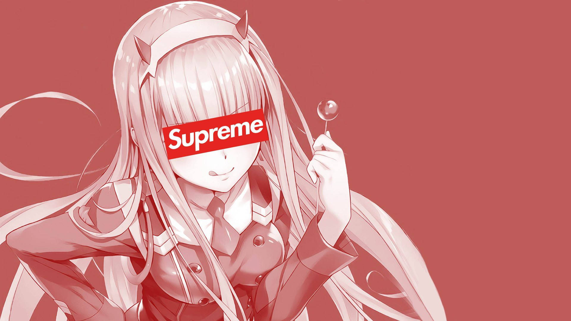 酷炫Supreme紅色動漫少女 壁紙 — 動漫長髮少女頭戴惡魔角，手持棒棒糖，眼睛上戴著Supreme標誌，背景為純紅色。
