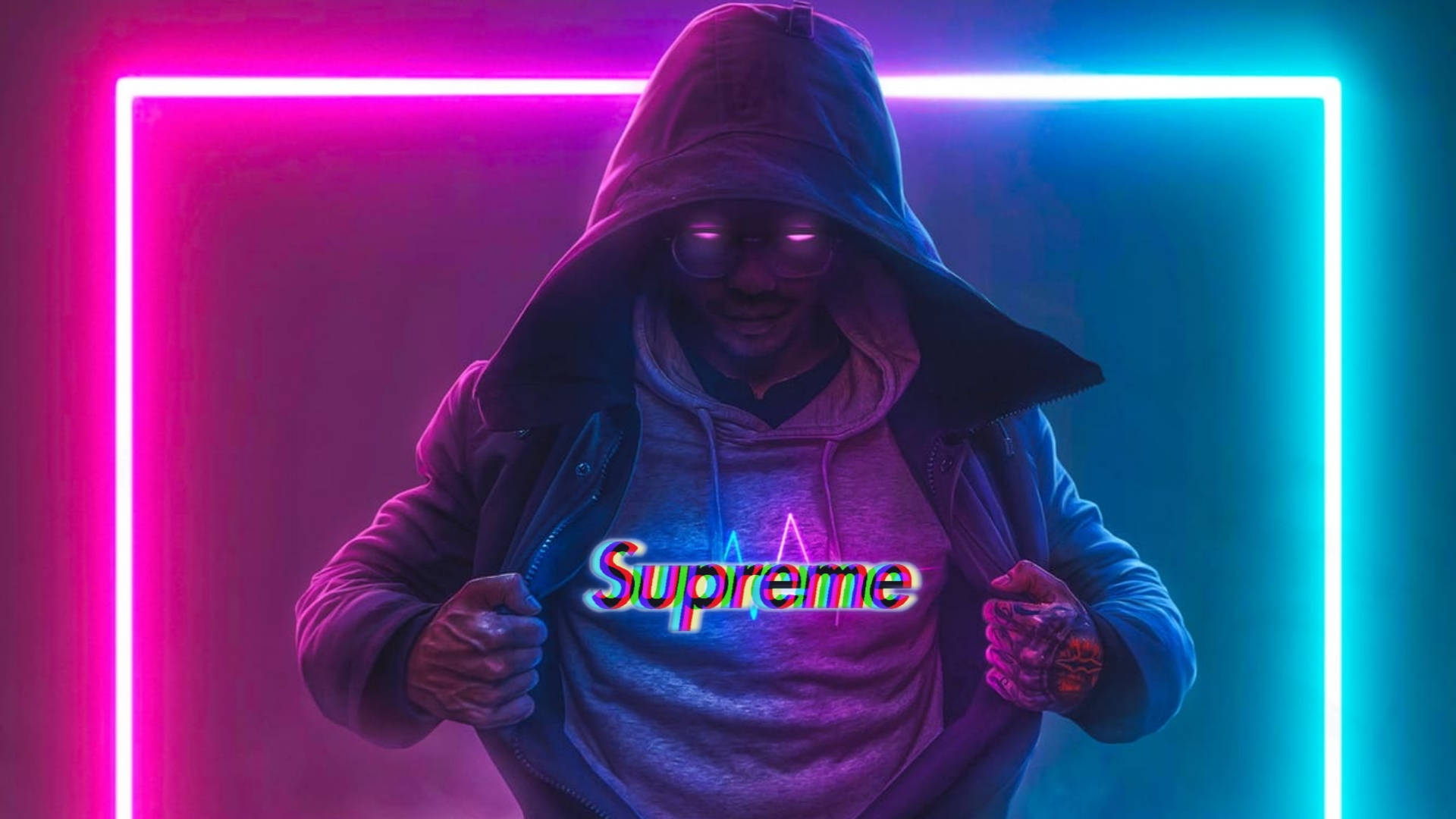 酷炫Supreme霓虹粉藍上衣 壁紙 — 一個穿著連帽衫和太陽眼鏡的人，在粉紅色和藍色霓虹燈下展示Supreme襯衫。