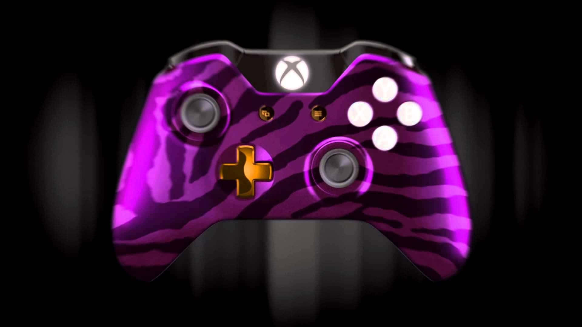 酷炫Xbox洋紅條紋 壁紙 — 一個充滿活力的紫色Xbox控制器，帶有斑馬條紋和發光按鈕，在深色背景下格外突出。