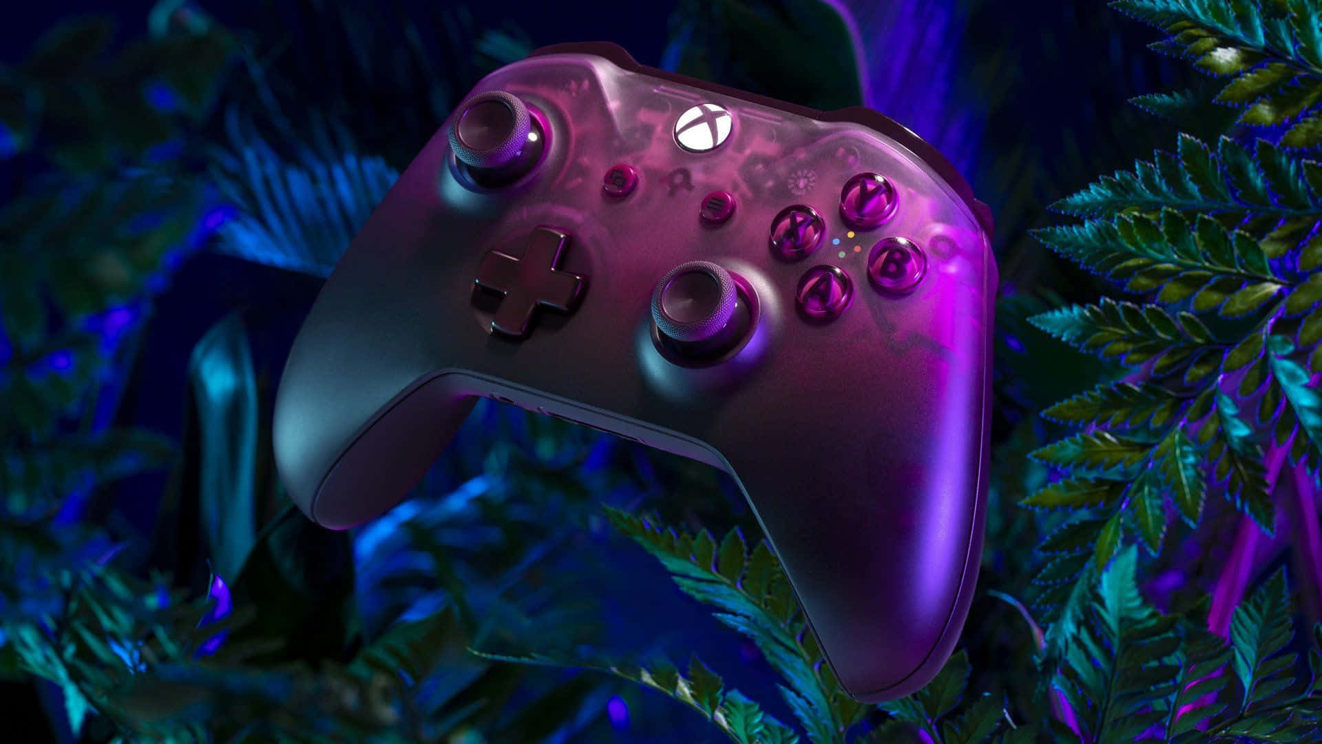 酷炫Xbox粉紫色控制器 壁紙 — 一個亮面紫色Xbox手掣藏在發光的蕨類植物之間，在霓虹藍和粉紅燈光下。