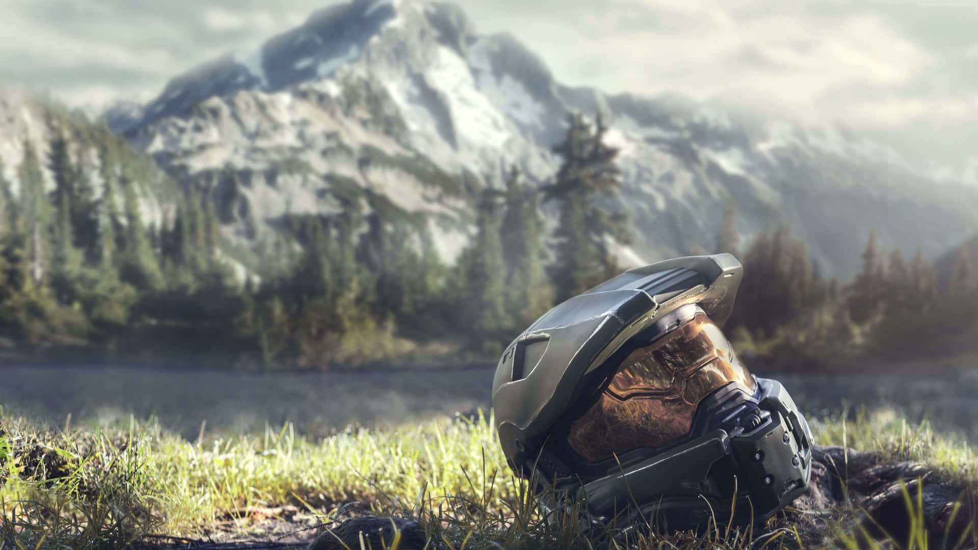 Halo Master Chief 頭盔在草地靠近山間湖泊
