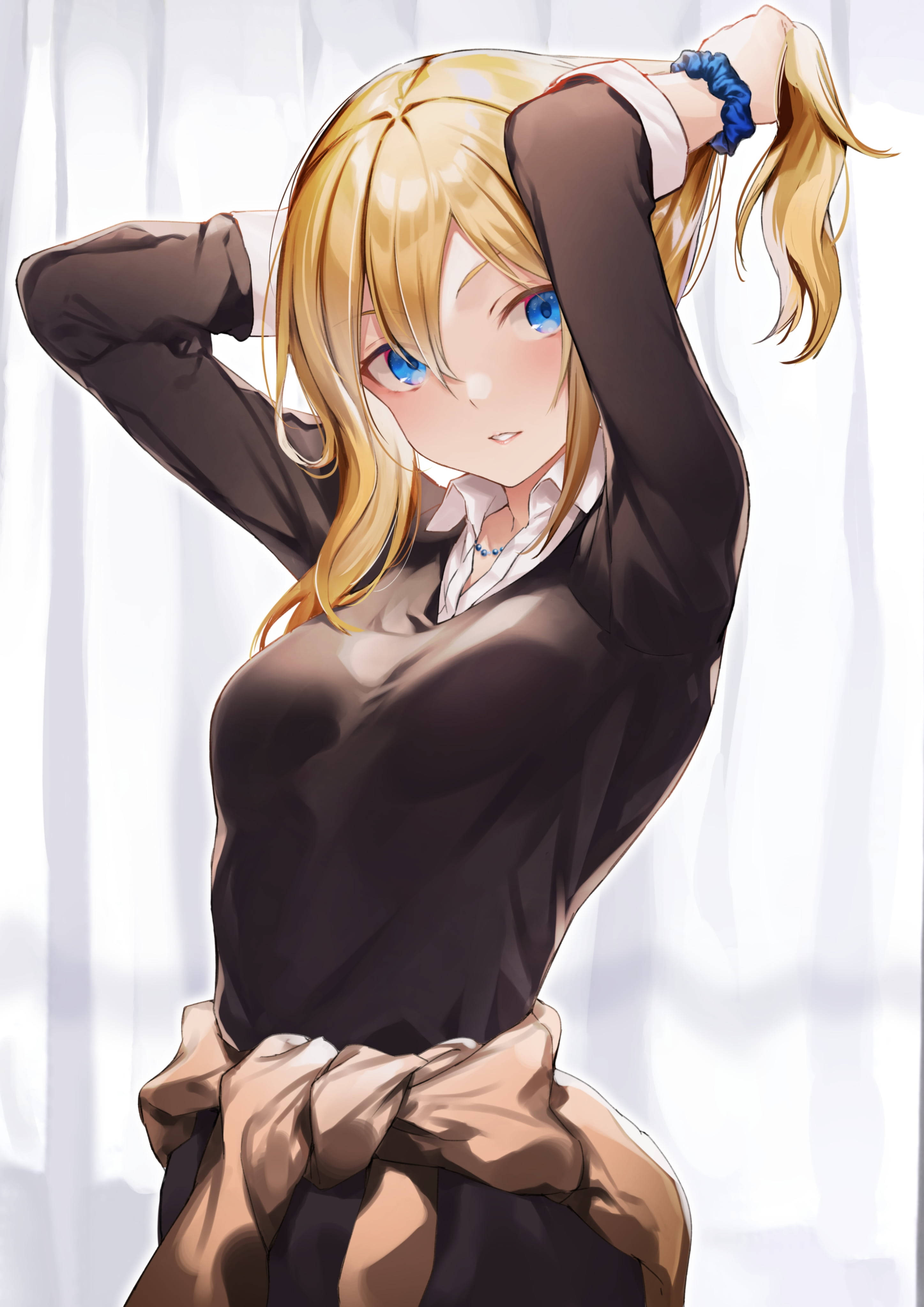 酷炫動漫女孩頭像 AI Hayasaka 壁紙 — 一位金髮藍眼的動漫女孩，穿著棕色毛衣繫在腰間，雙手放在頭髮上，以柔軟的白色窗簾為背景擺姿勢。