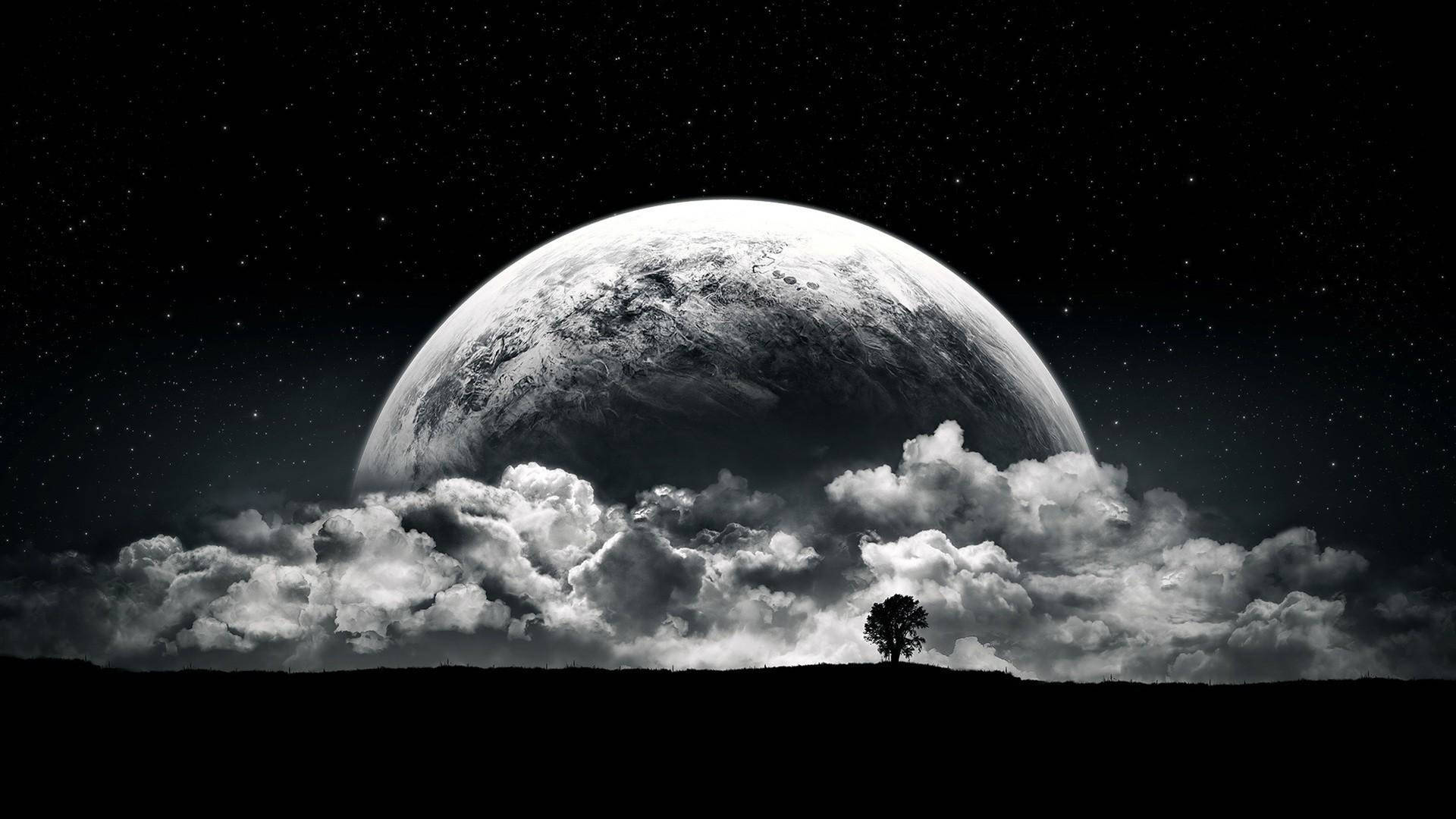 山丘上的一棵孤樹，下方是巨大的行星和星空。