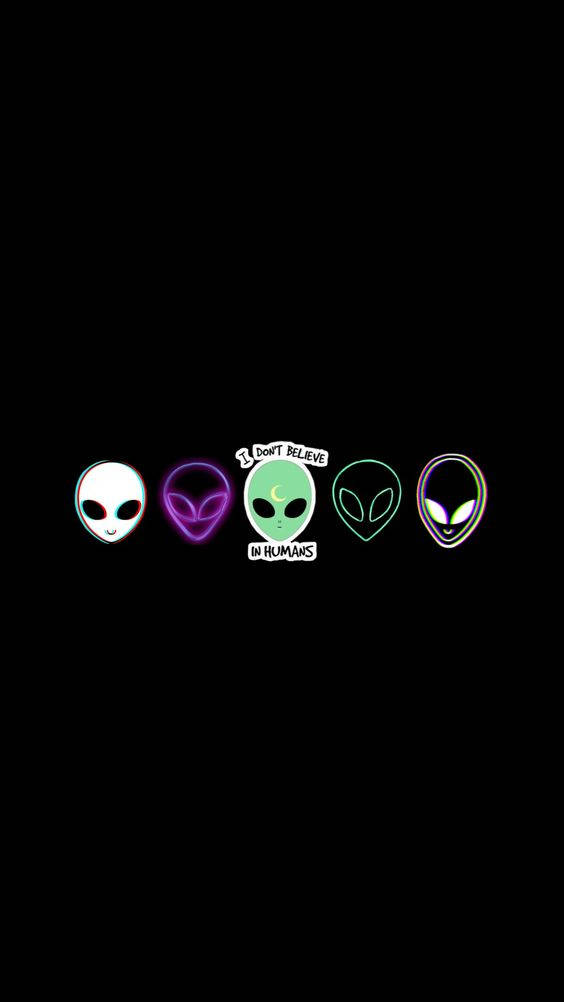 五個發光的外星人頭顱，其中一個舉著寫有「I DON'T BELIEVE IN HUMANS」的牌子。