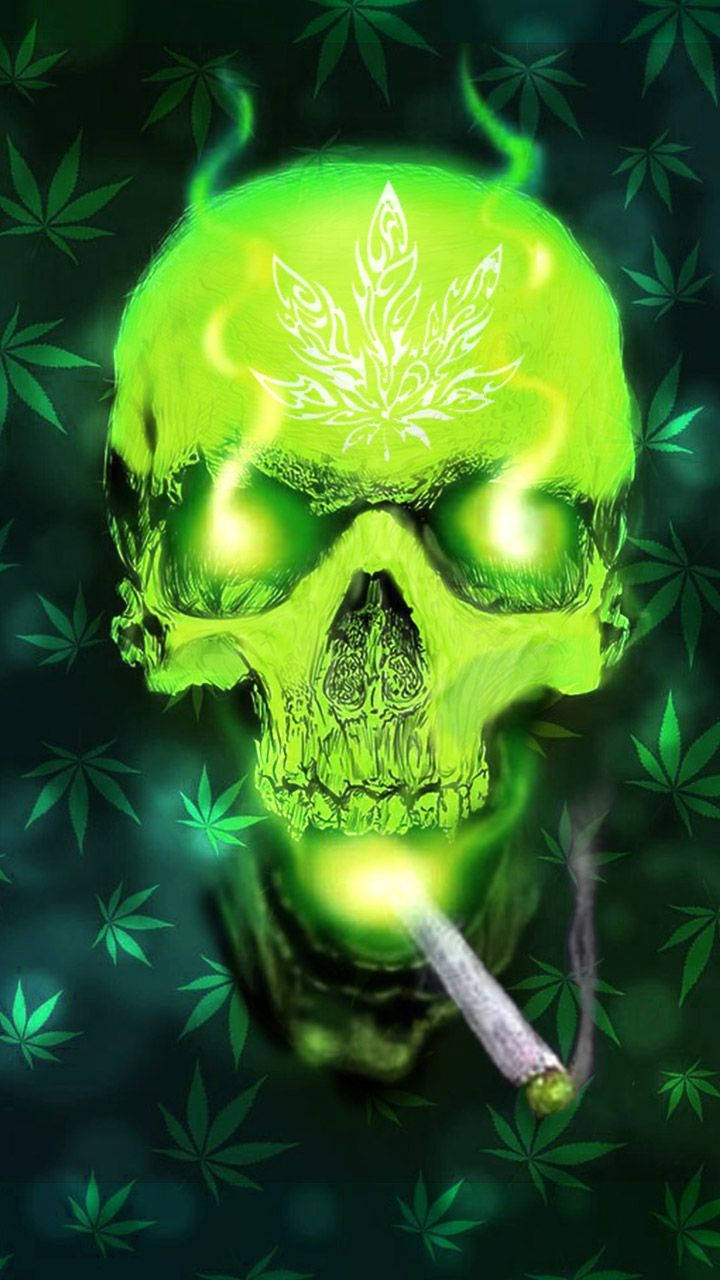 發光的綠色骷髏頭在大麻葉環繞下抽大麻煙。
