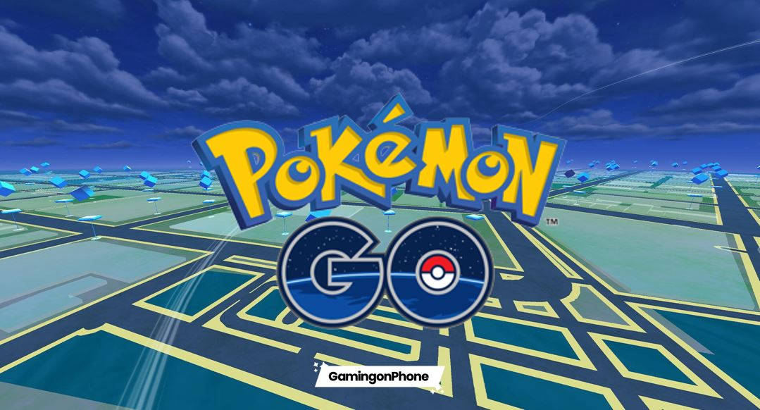 酷炫寶可夢 GO 壁紙 — Pokémon GO 標誌漂浮在風格化地圖上，地圖上有發光的藍色 PokéStops，背景是戲劇性的多雲天空。