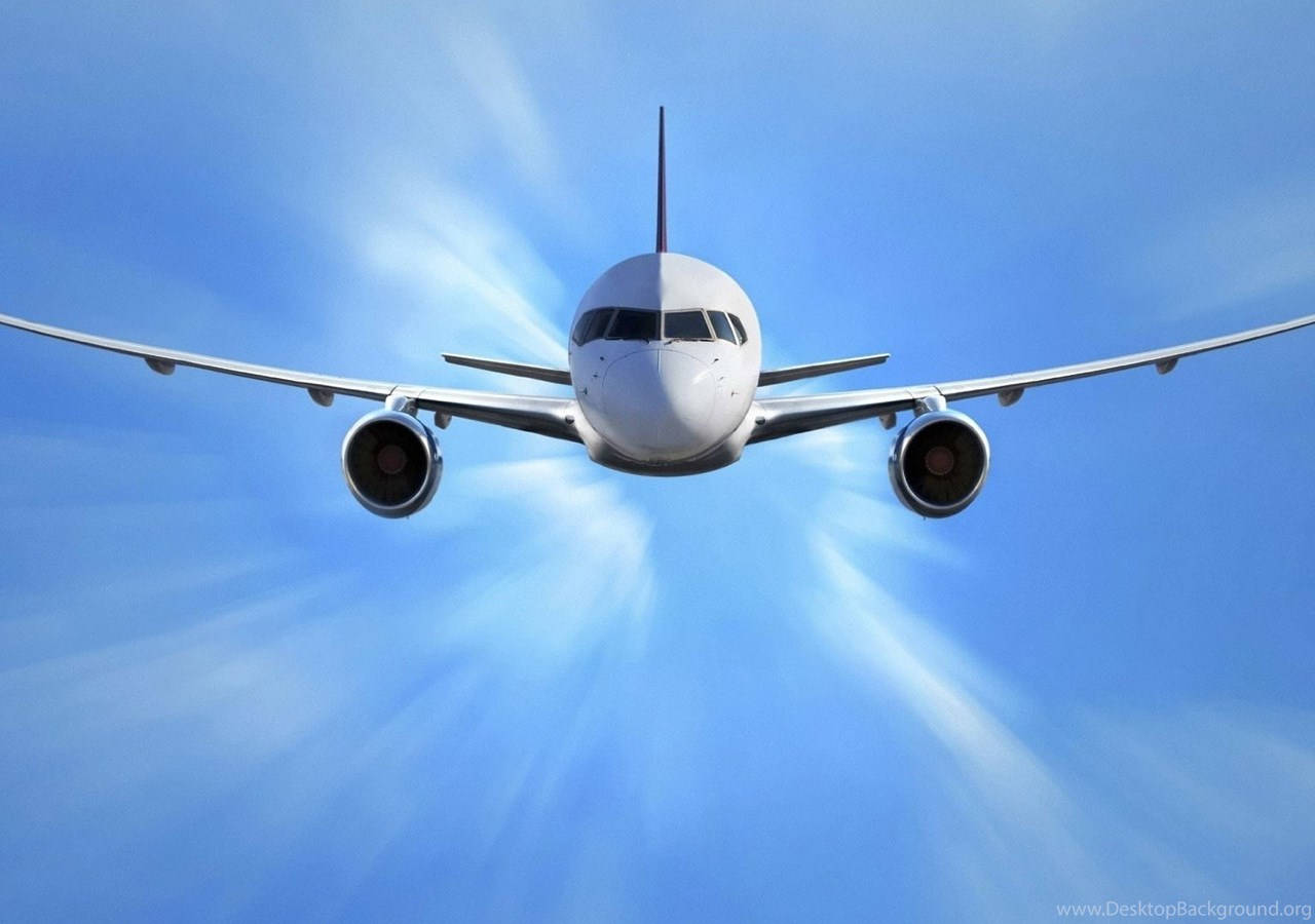 酷炫小型飛機 壁紙 — 一架白色客機正面翱翔，背後迸發出燦爛陽光，映襯著充滿活力的藍天。