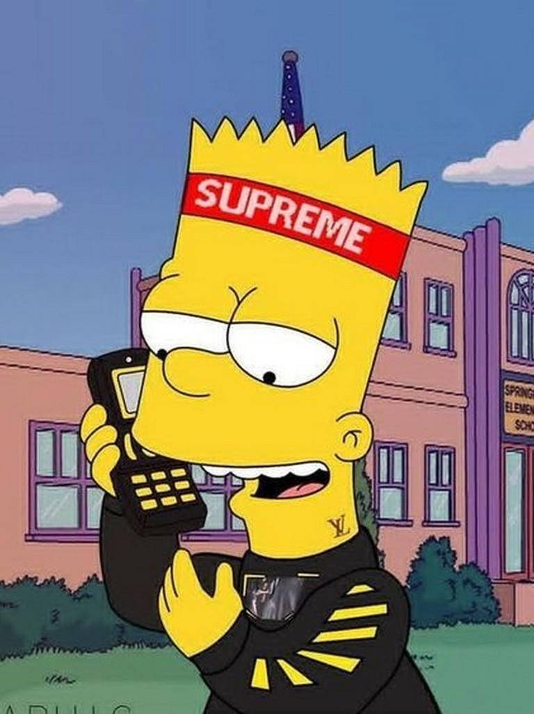 巴特·辛普森戴着Supreme帽子和LV外套，在學校附近講電話。