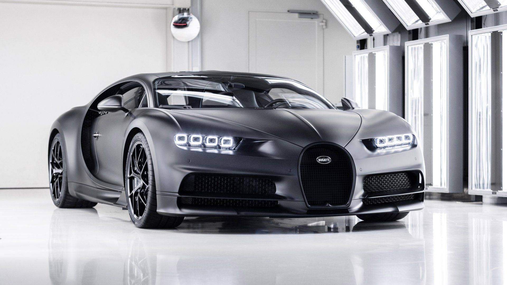 啞光黑色Bugatti Chiron在明亮的白色攝影棚車庫中。