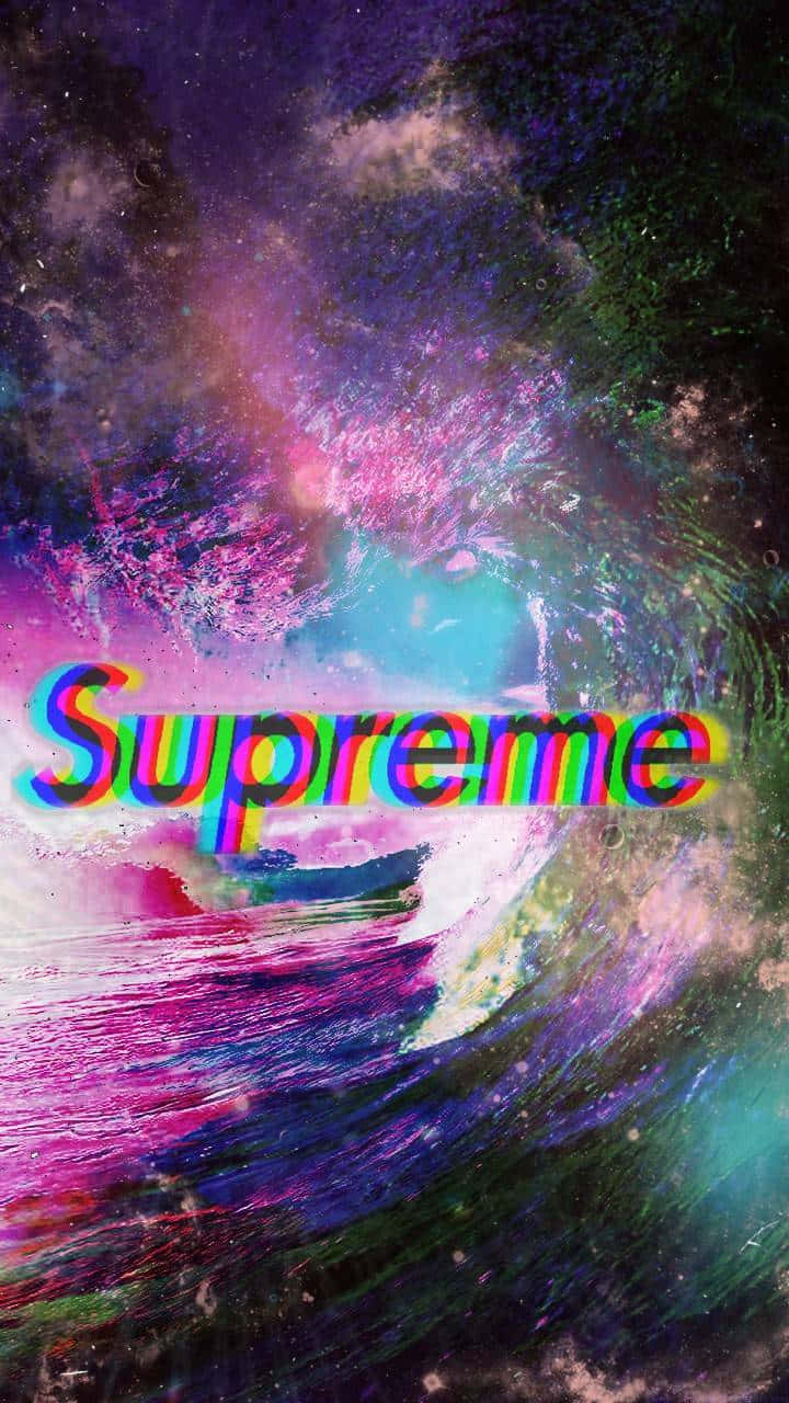 酷炫復古 Supreme 壁紙 — 充滿活力的宇宙漩渦在帶有故障效果的彩虹 Supreme 標誌後方爆發，形成一幅迷幻的數位藝術作品。