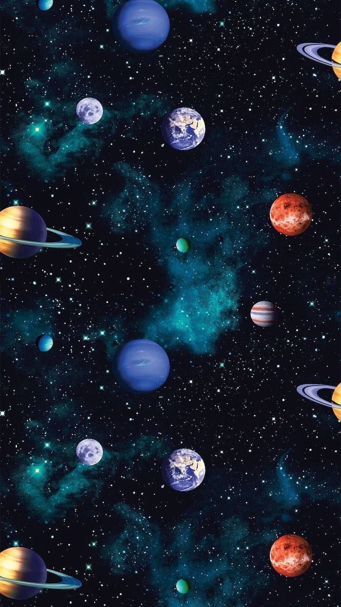 酷炫星系行星 壁紙 — 鮮豔的行星和星星漂浮在旋轉的青色星雲中，背景是深邃的黑色宇宙。
