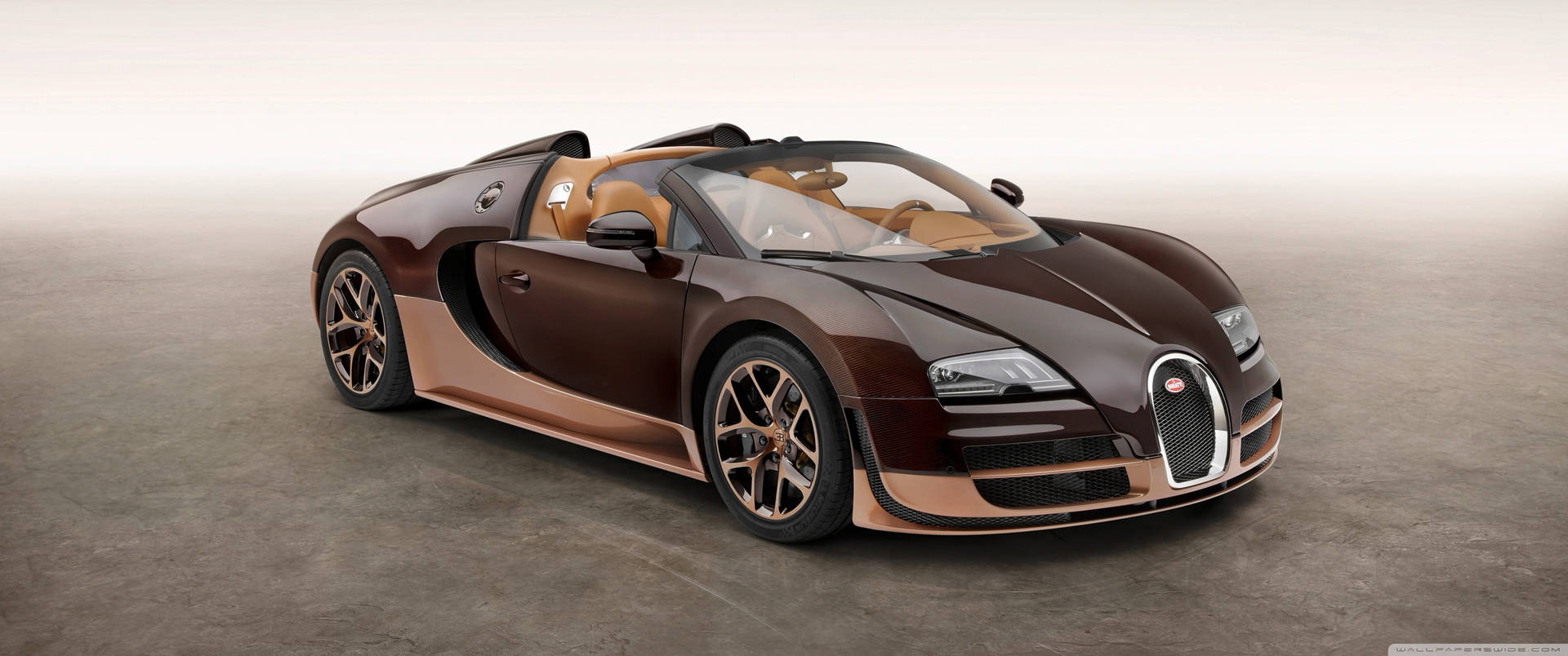 棕色和銅色Bugatti Veyron Grand Sport敞篷車，棕褐色皮革內飾，混凝土地板。