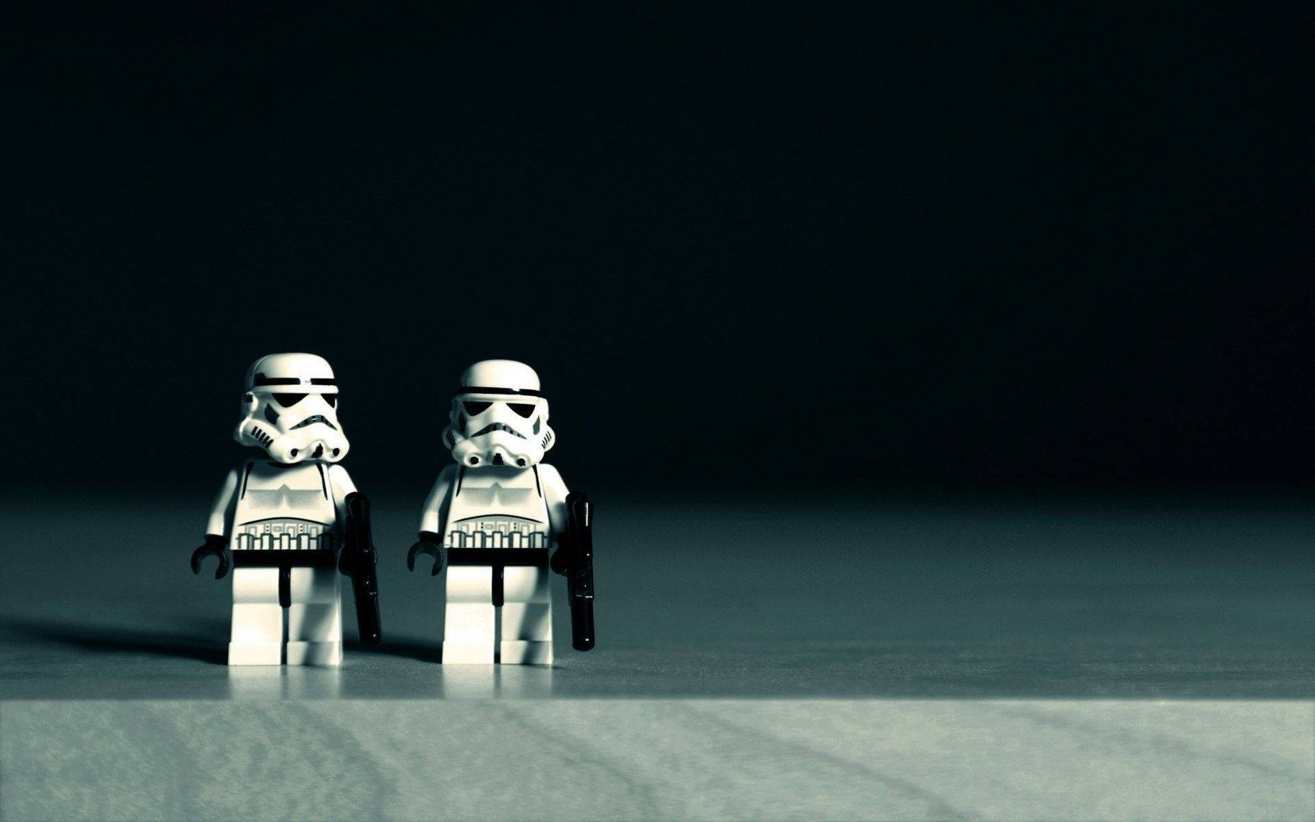 兩個LEGO風暴兵站在反光表面上的昏暗光線中。