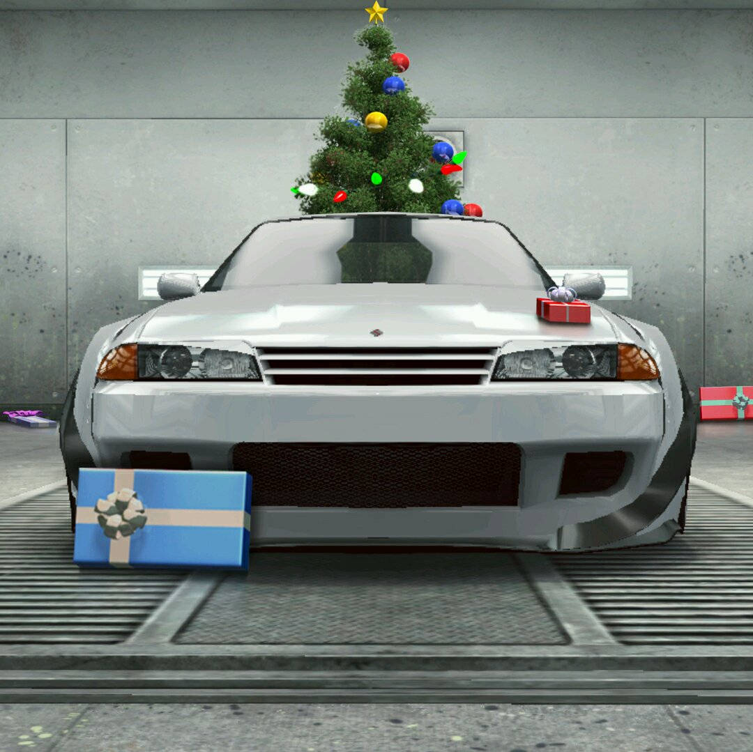 銀色跑車，引擎蓋上有聖誕樹，車庫周圍有禮物。