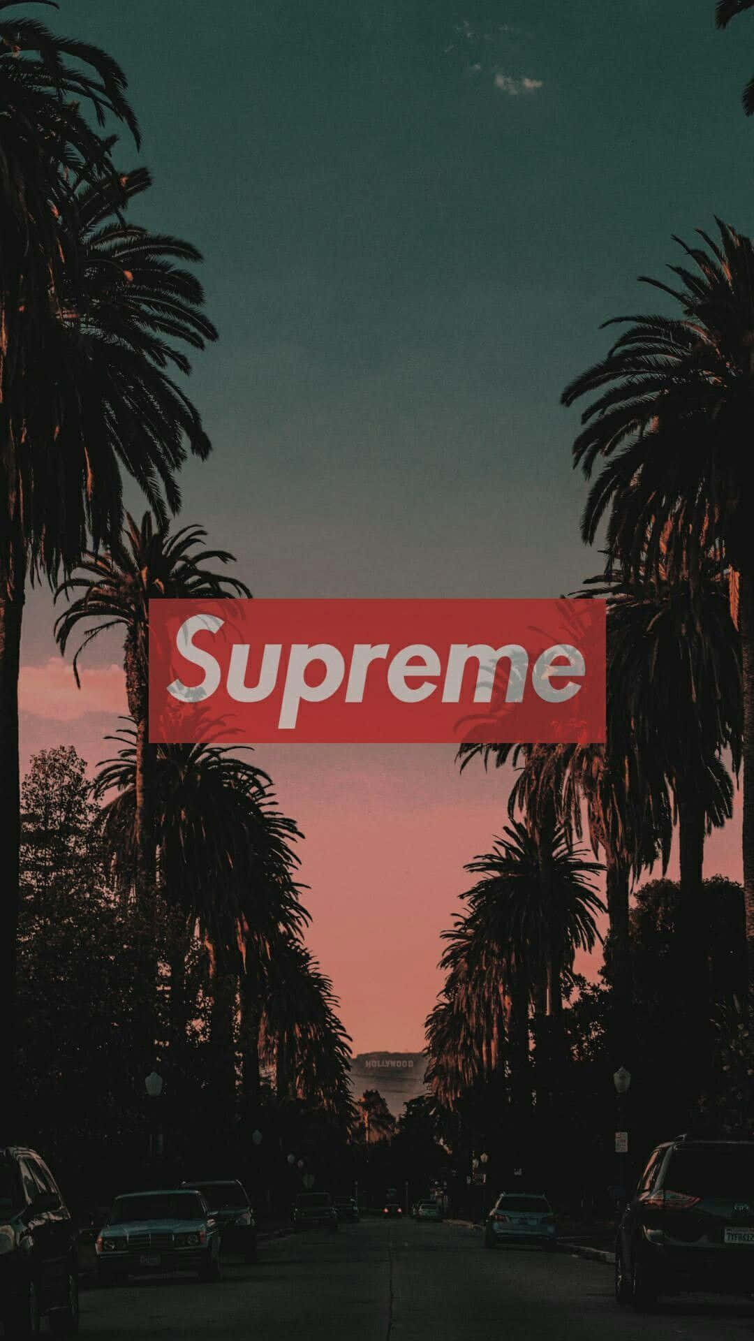 暮色中棕櫚樹成蔭的街道，天空中央有一個紅色Supreme標誌。
