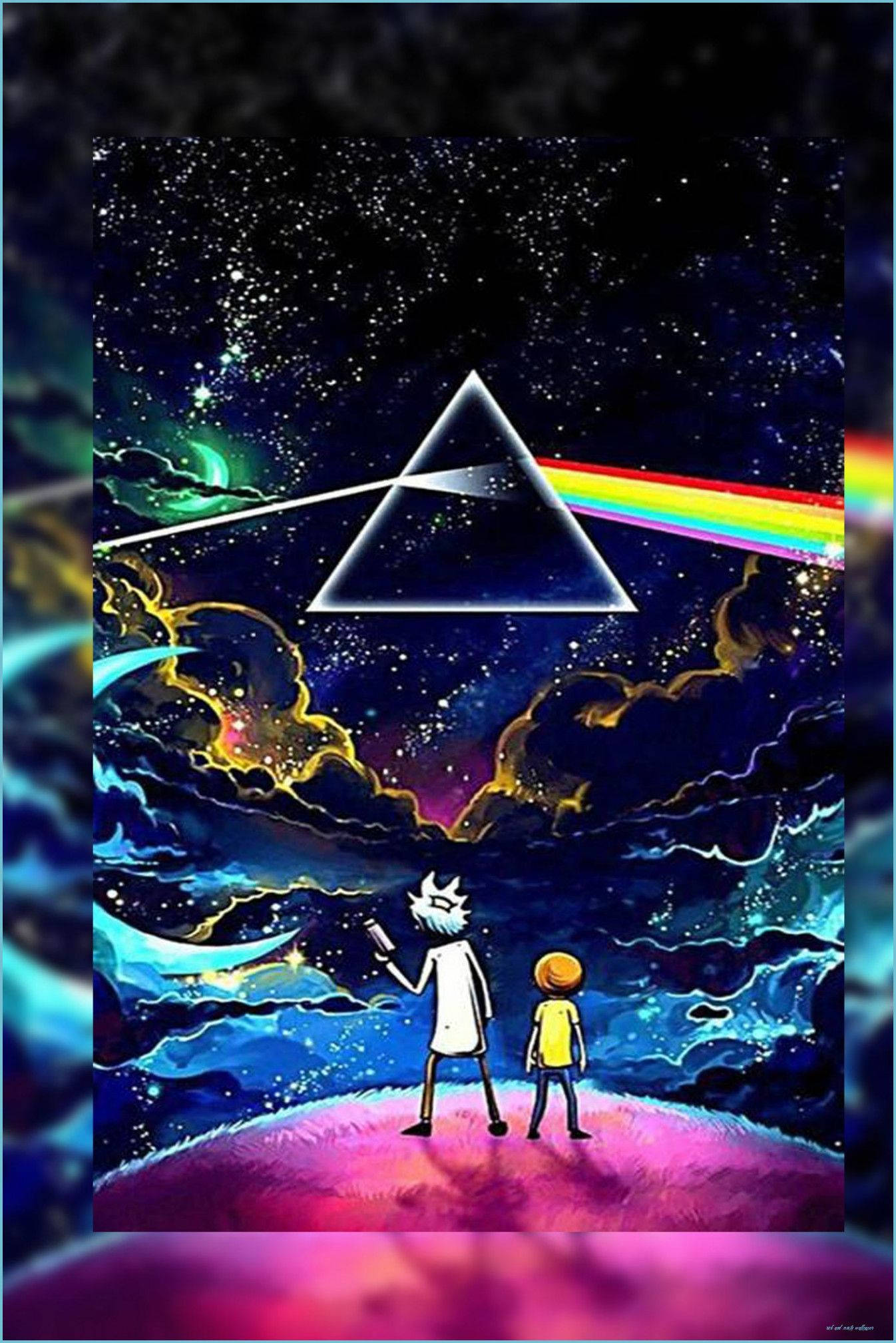 酷炫瑞克與莫蒂彩虹三角 壁紙 — 兩個卡通角色站在粉紅色星球上，凝視著一個棱鏡，將光線分散在星光燦爛的宇宙天空中。