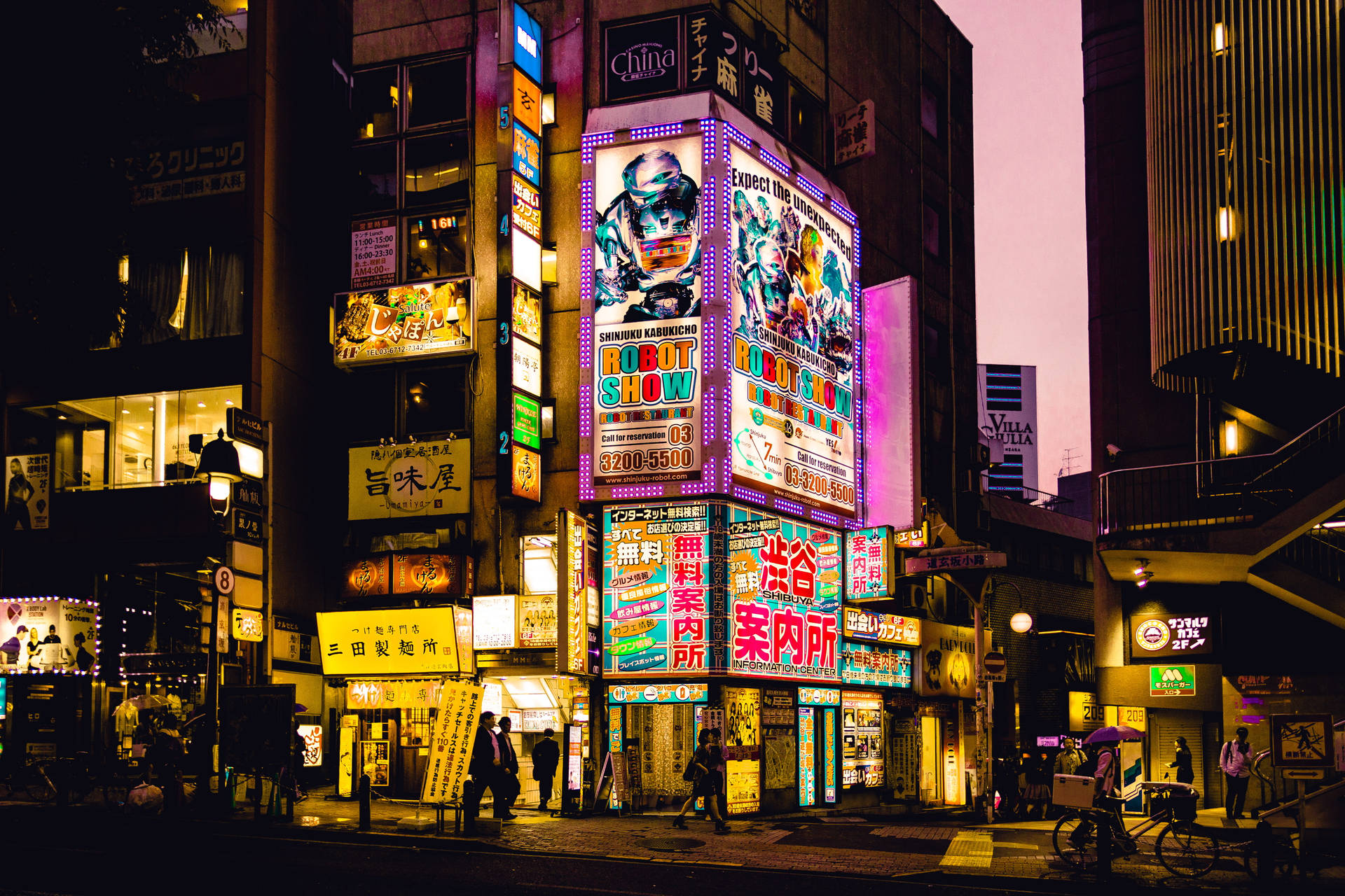 黃昏時分的東京街道，被色彩繽紛的霓虹燈招牌和行人照亮。