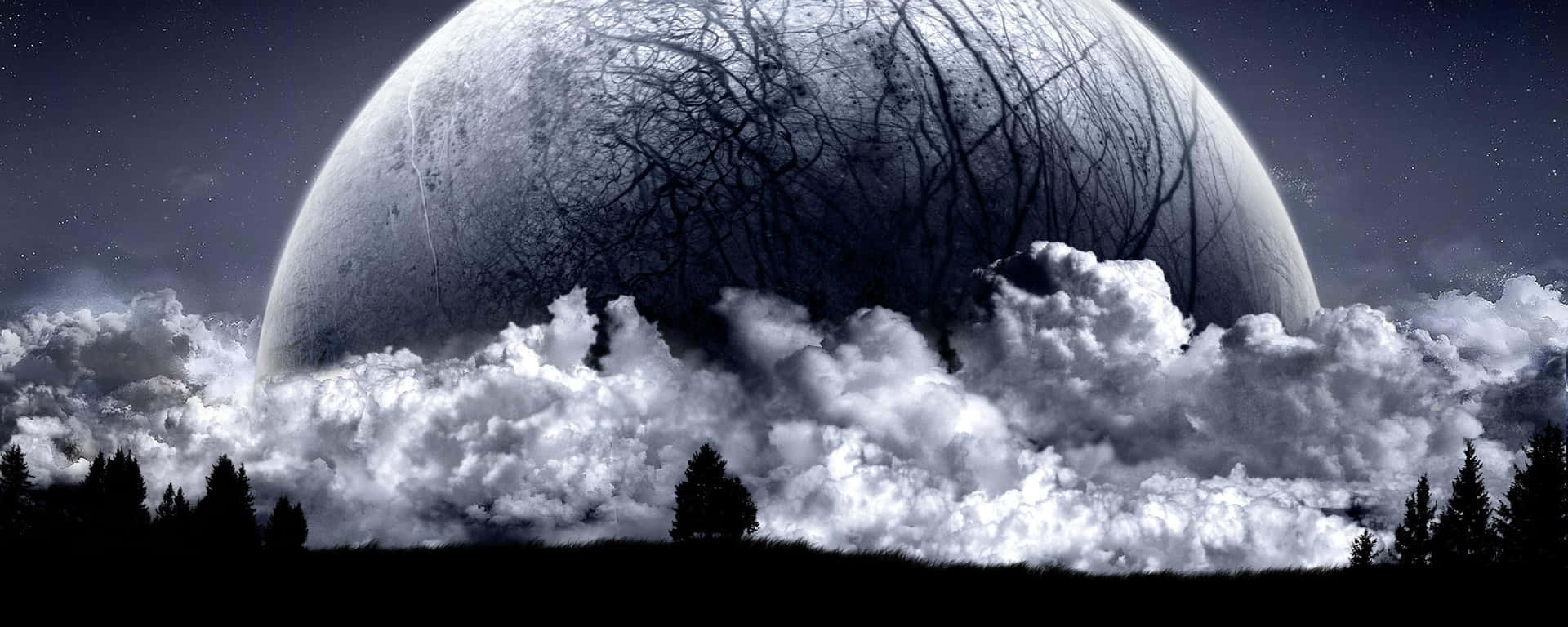 一個巨大的裂開月亮在夜間穿過暴風雲層升起在森林之上。