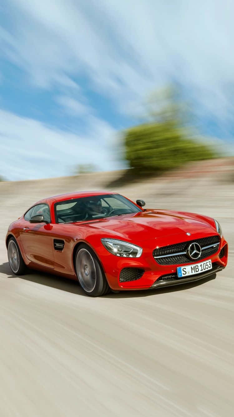 藍天下沙漠公路上疾馳的紅色 Mercedes-AMG GT