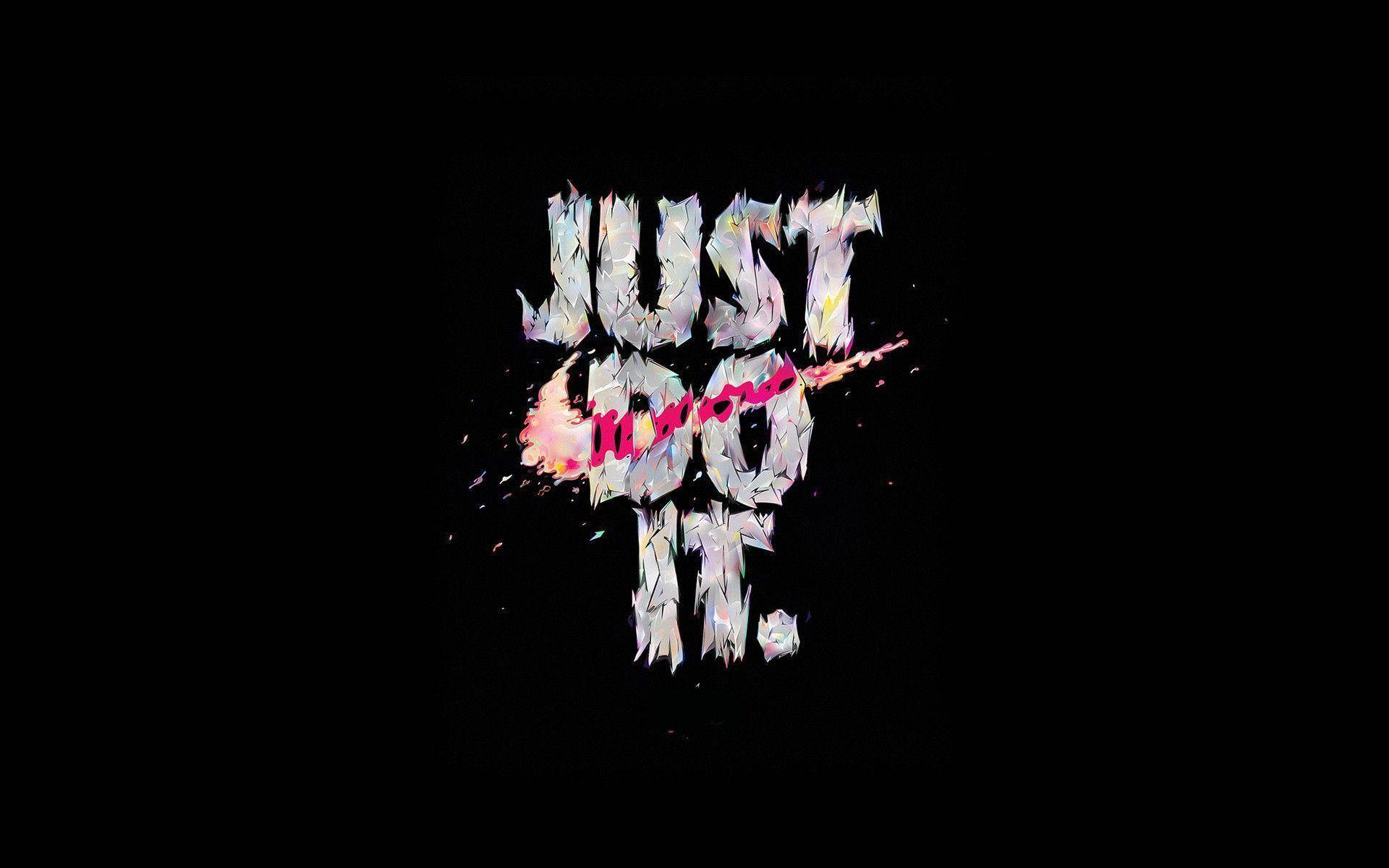 酷炫耐克 Just Do It 壁紙 — 粗體碎片化文字在黑色背景上以碎玻璃效果呈現「JUST DO IT」，並帶有粉紅色勾號。
