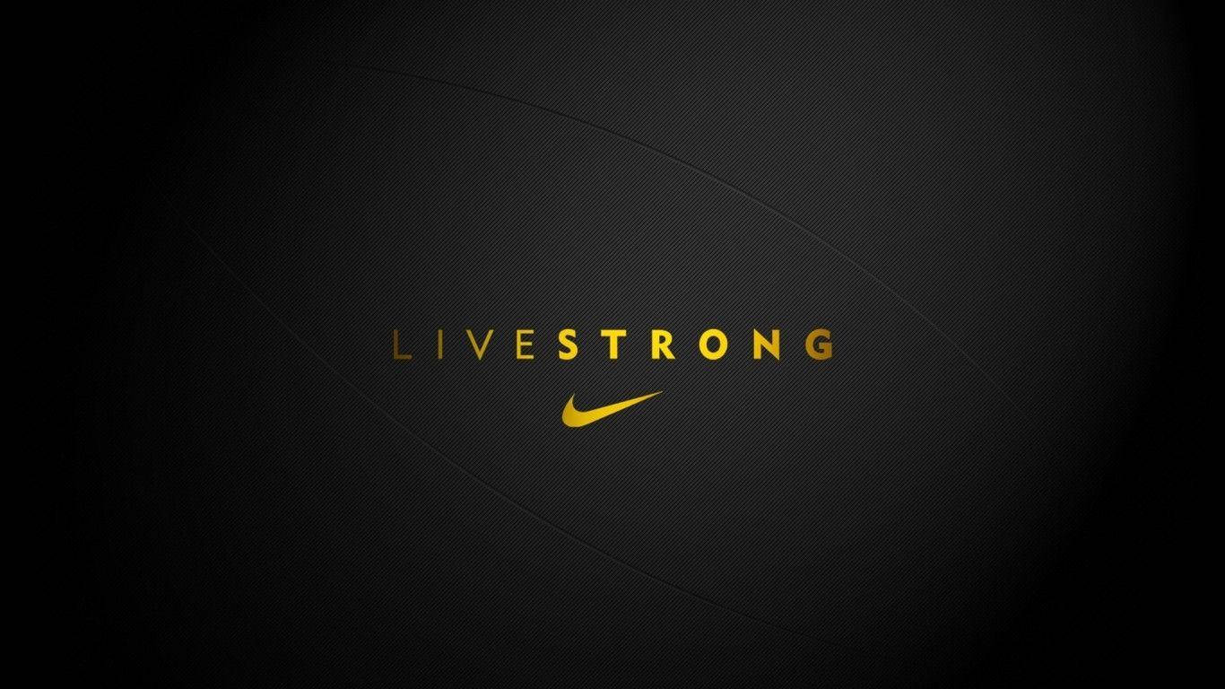 酷炫耐克 Live Strong 壁紙 — 大膽的金色 'LIVESTRONG' 文字和Nike勾號在紋理黑色背景上發光。