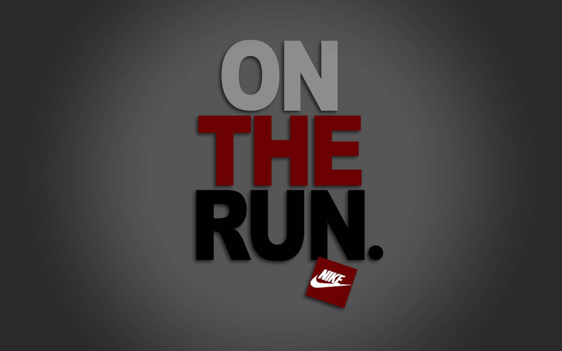 酷炫耐克「On The Run」海報 壁紙 — 粗體字型顯示「ON THE RUN.」，以灰色、紅色和黑色呈現，並帶有Nike標誌，背景為深灰色漸變。