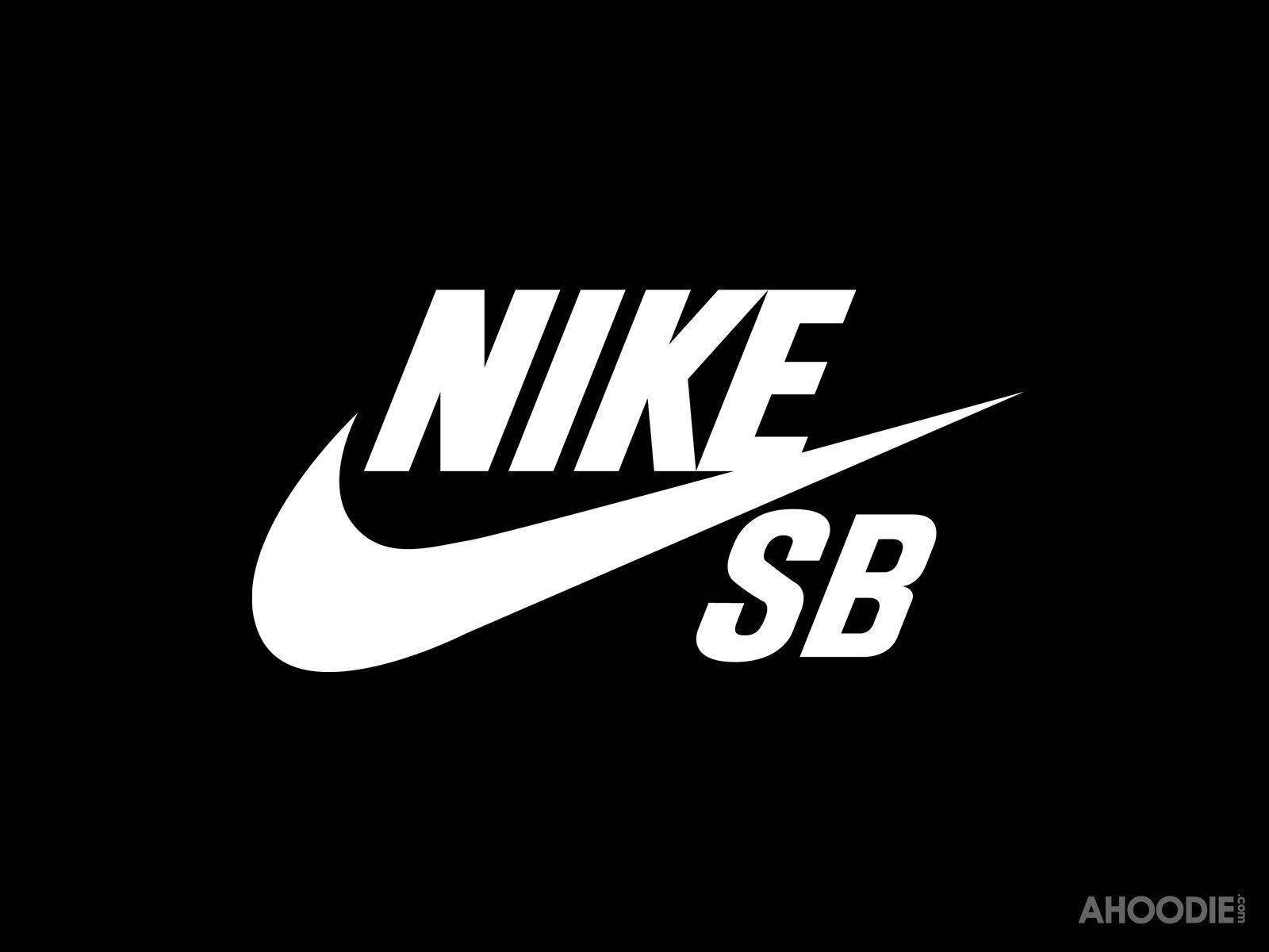 酷炫耐克 SB 壁紙 — 大膽的白色Nike SB標誌居中於純黑色背景上，設計簡潔極簡。