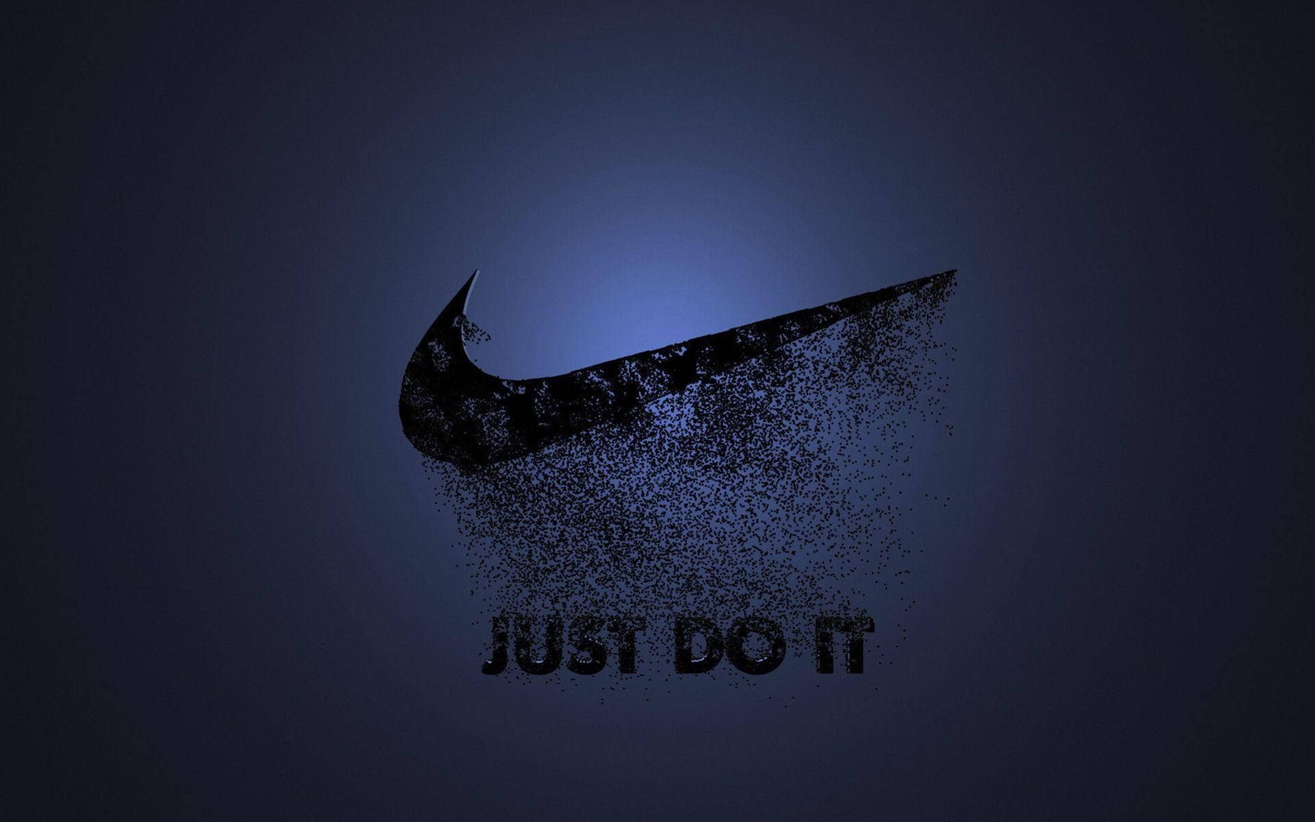 酷炫耐克漸隱標誌 壁紙 — 黑色Nike勾形標誌和'JUST DO IT'文字在深藍色漸變背景上溶解成粒子。